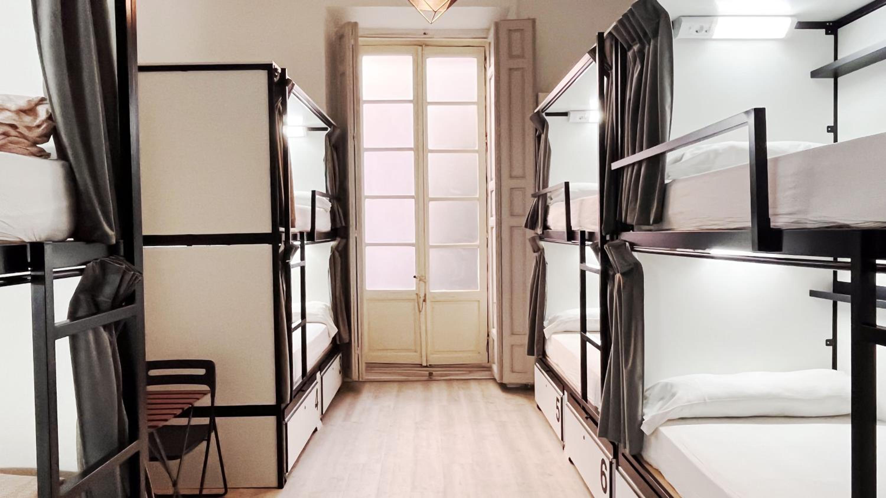 Bed in 8-Bed Dormitory Room with Shared Bathroom photo 2