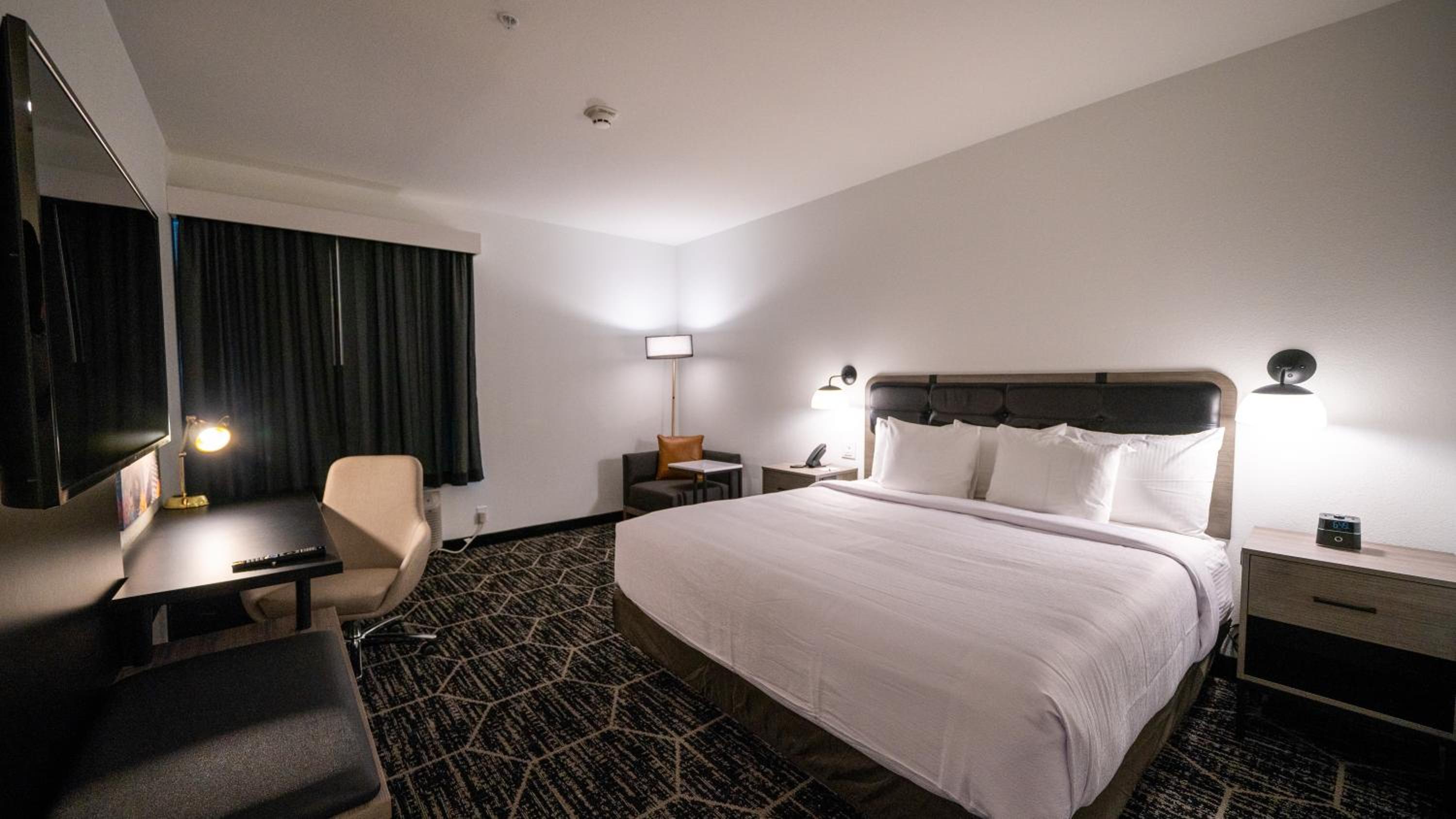 King Room - Non-Smoking - Photo 3