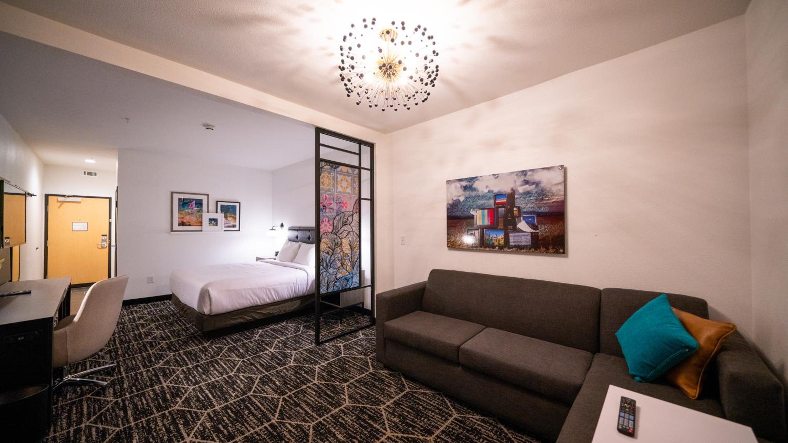 King Suite - Non-Smoking - Photo 2