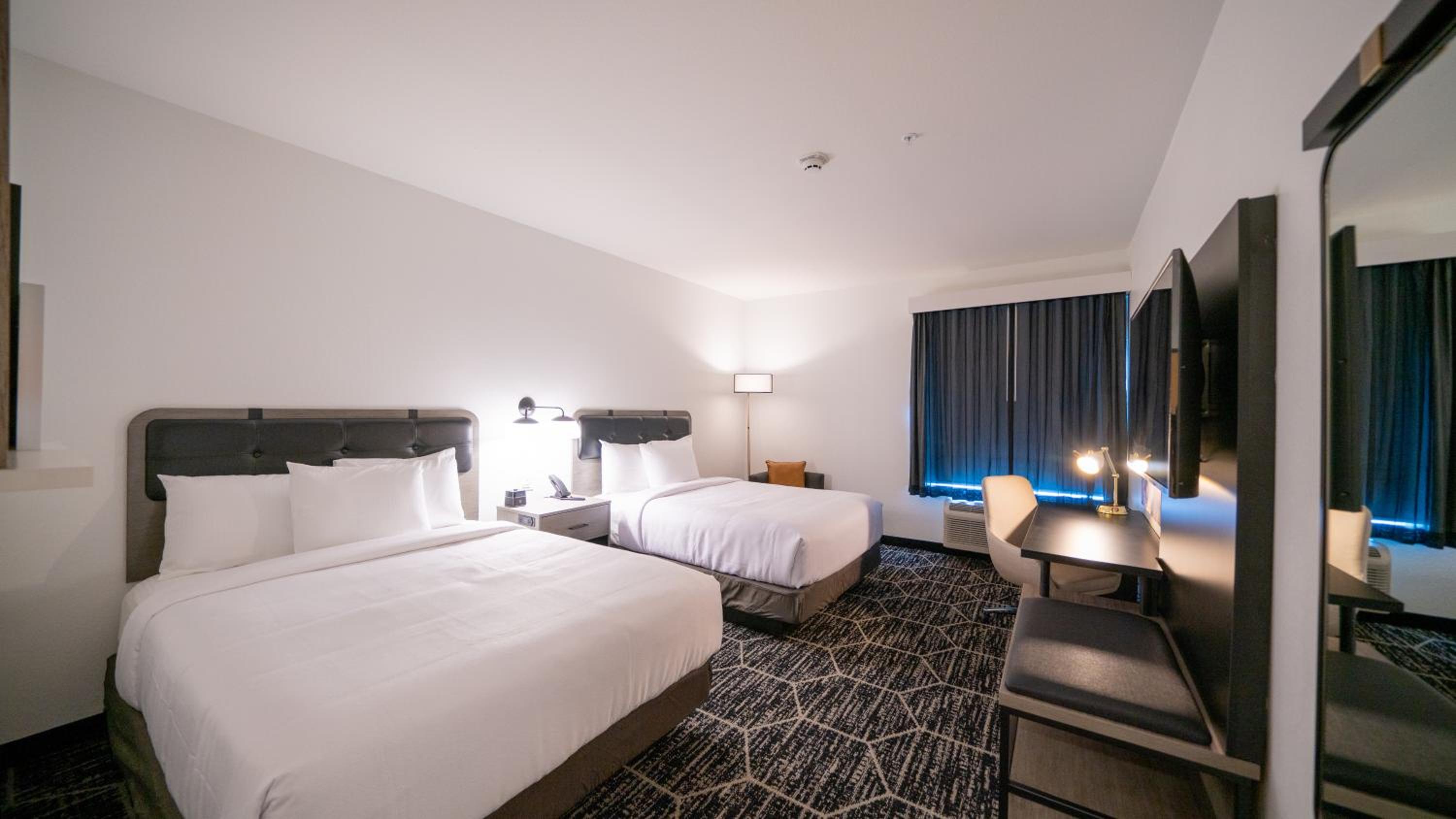 Queen Room with Two Queen Beds - Non-Smoking - Photo 2