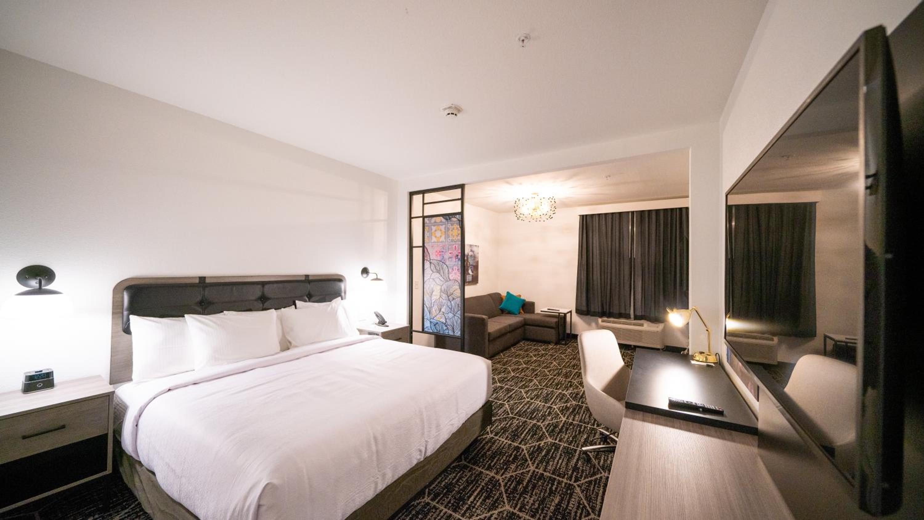 King Suite - Non-Smoking - Photo 3