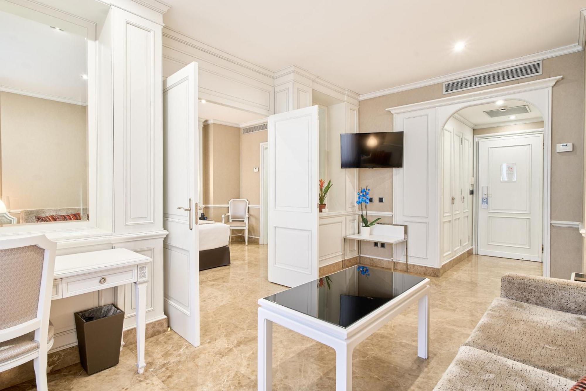 Suite with Terrace photo 2