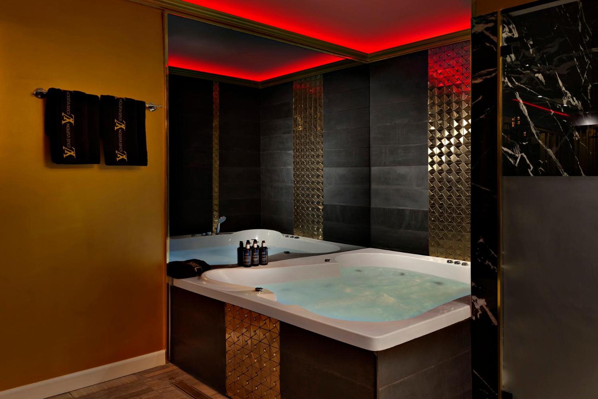 Deluxe Suite with Spa Bath