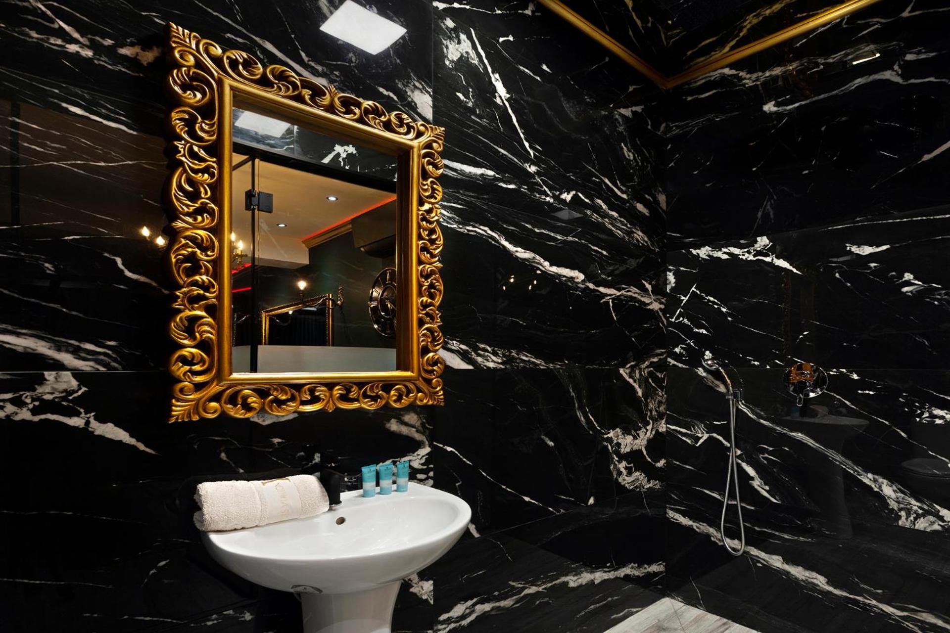 Deluxe Suite with Spa Bath photo 1