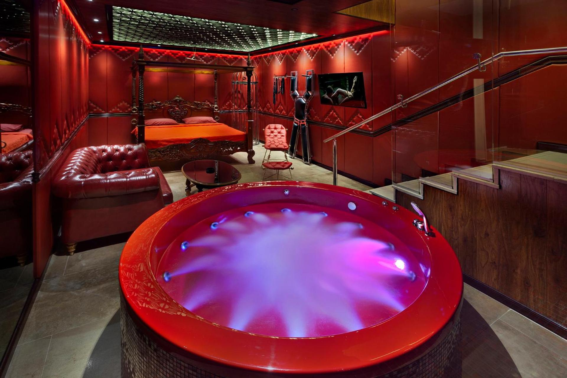 Queen Suite with Spa Bath photo 3