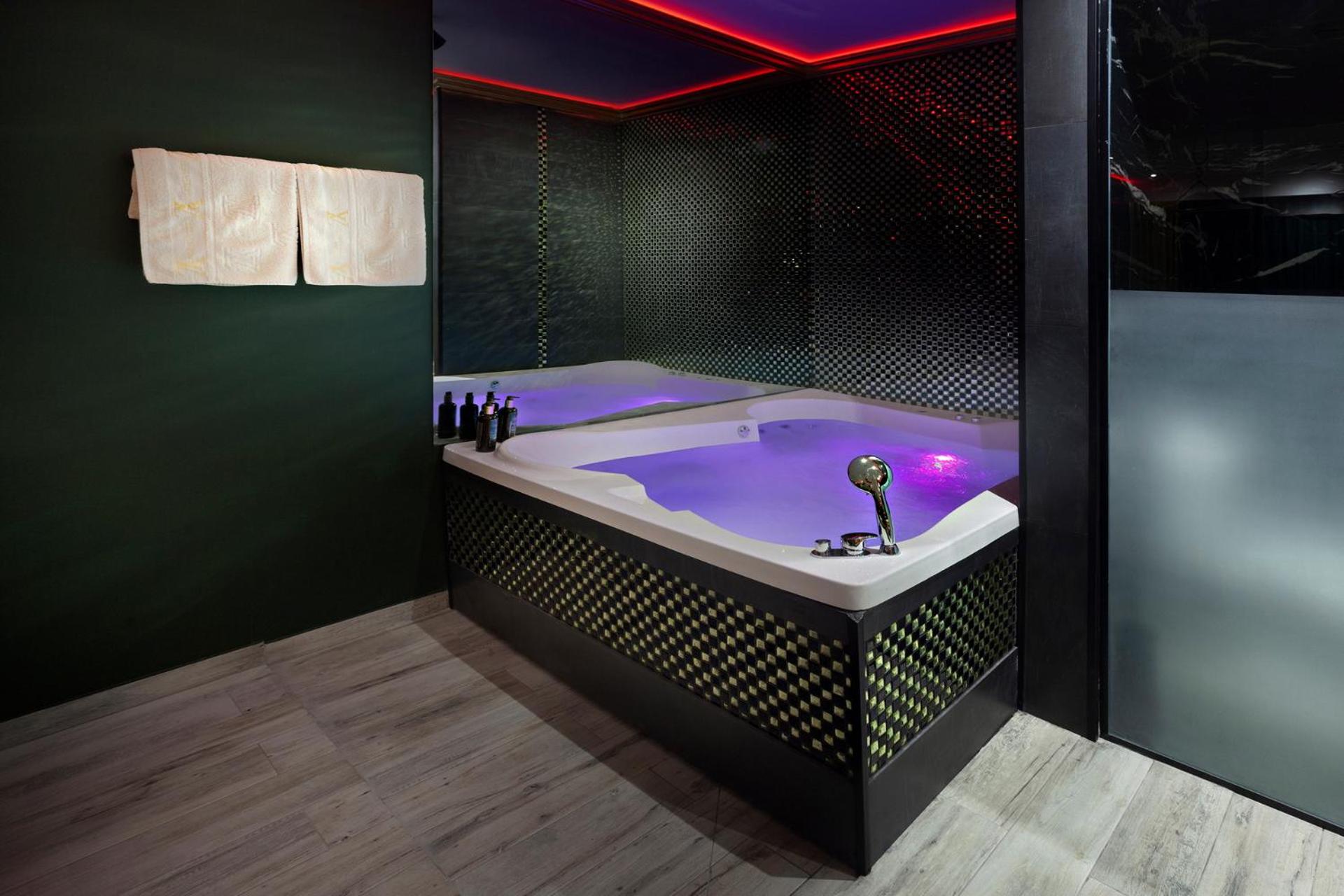 Deluxe Suite with Spa Bath