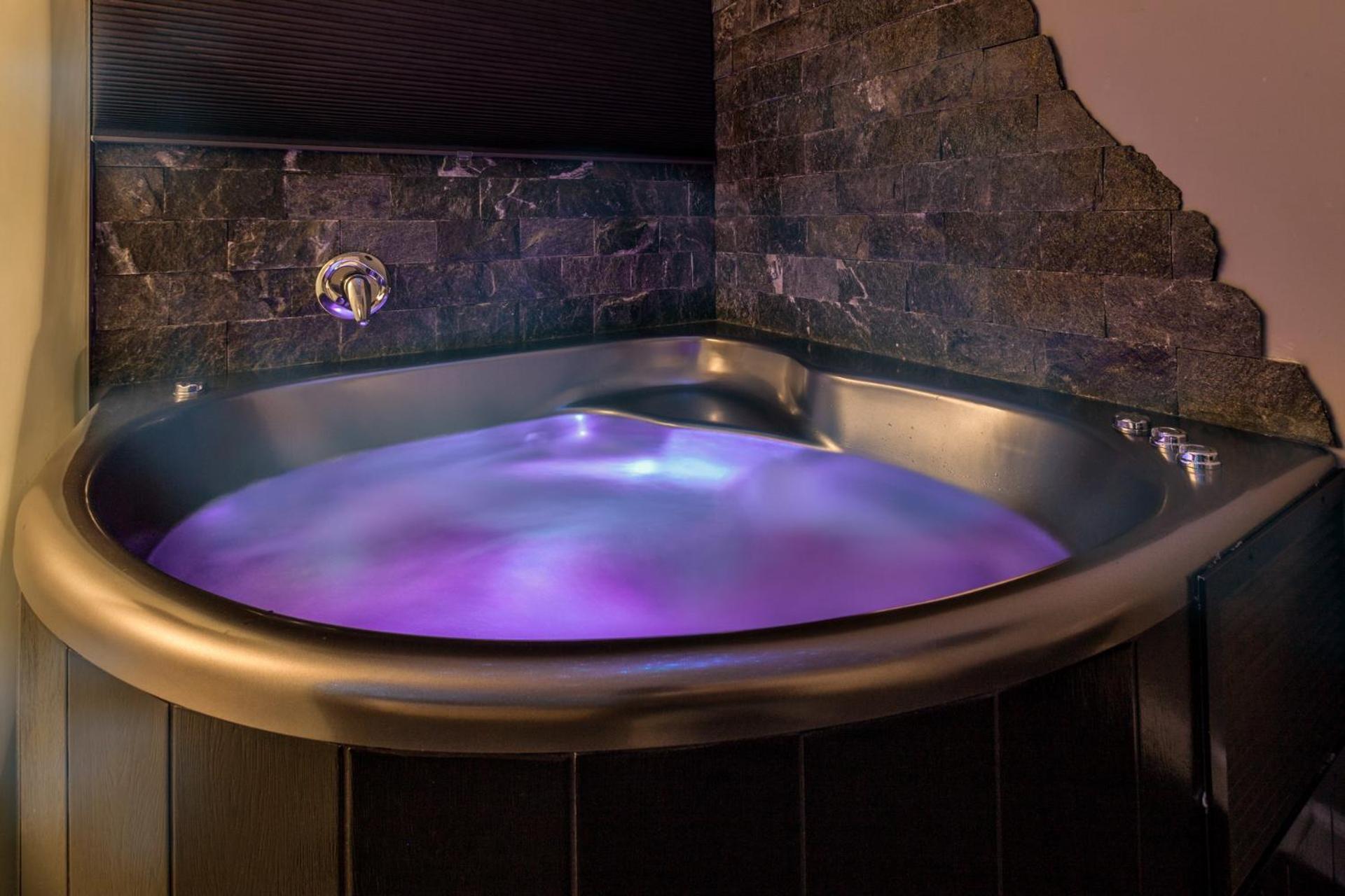 Double Room with Spa Bath photo 2