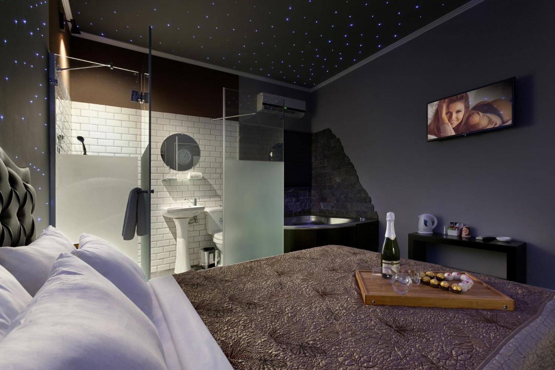 Double Room with Spa Bath photo 3