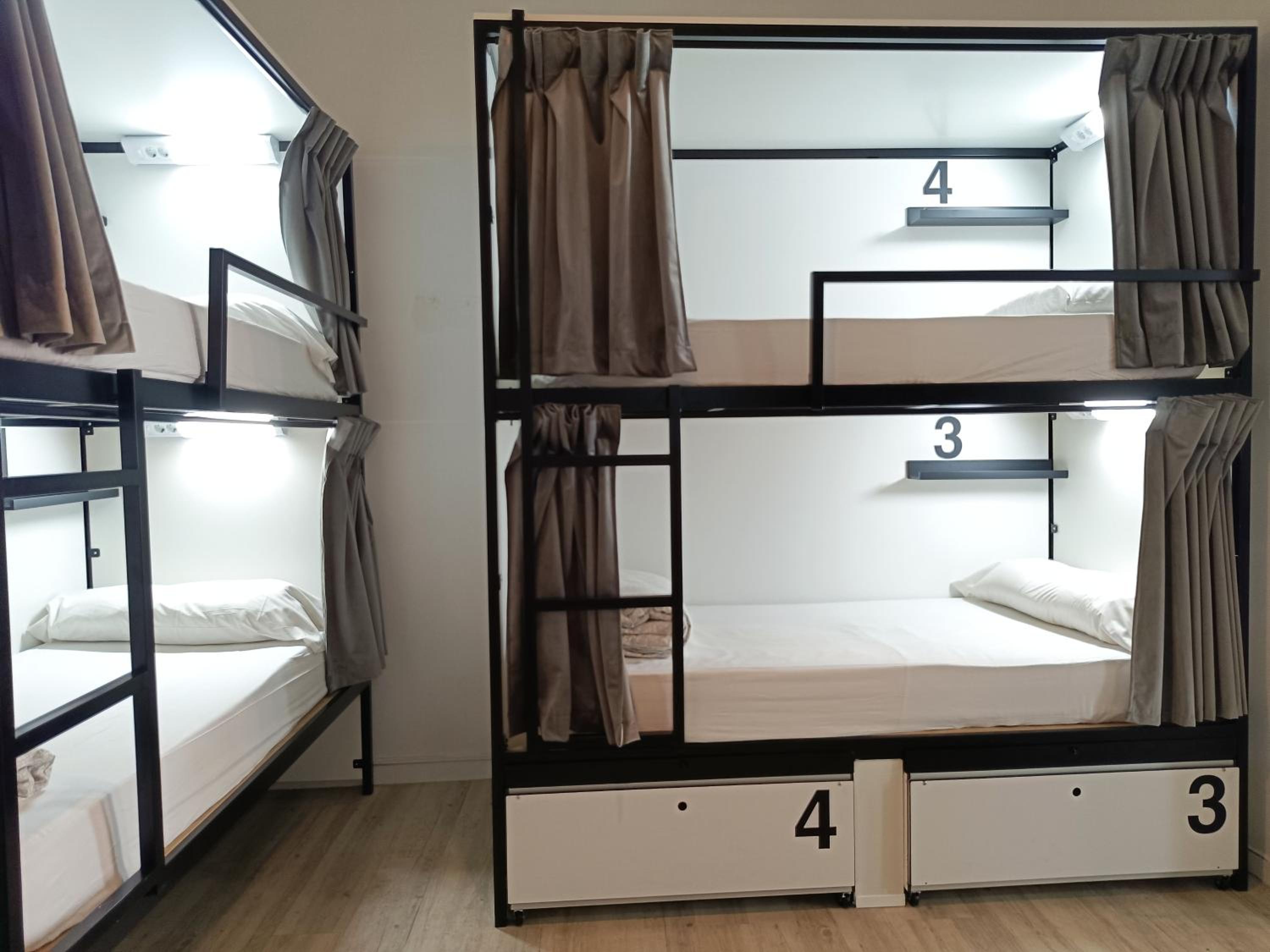 Cama en Dormitorio Mixto de 12 Camas con Baño Privado.