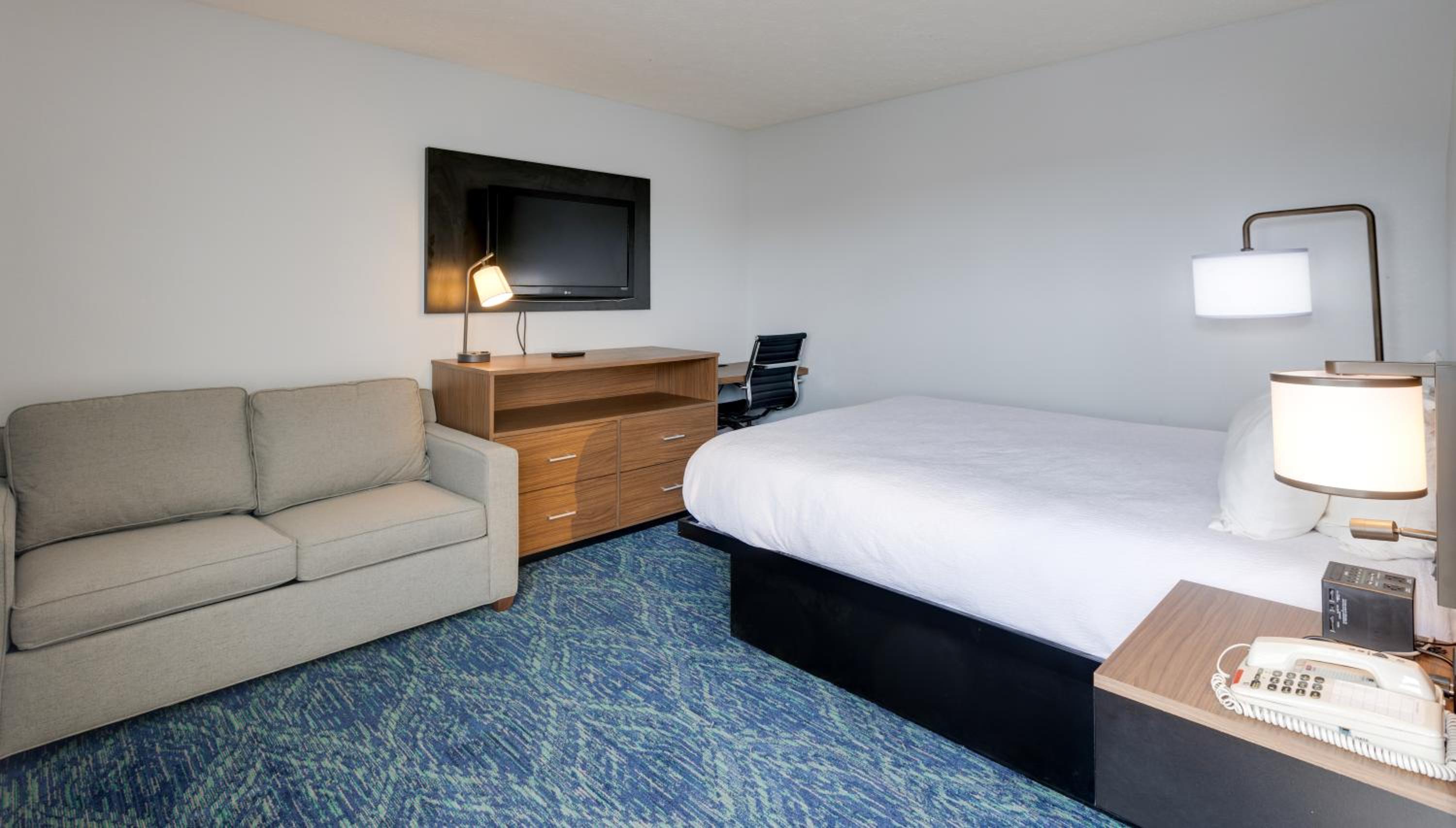 Two-Bedroom Suite - Photo 7