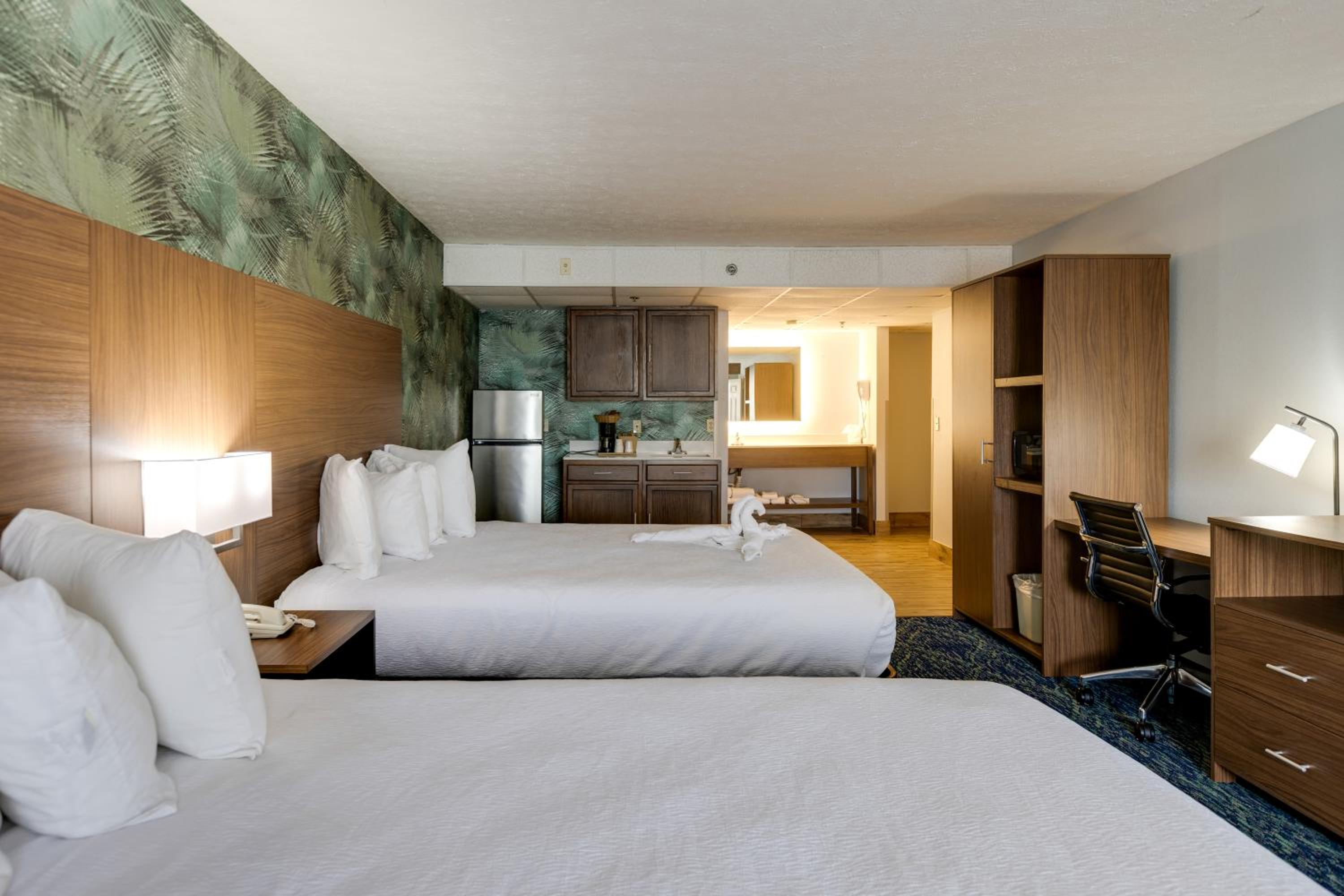 Kitchenette Two Queen Beds photo 3