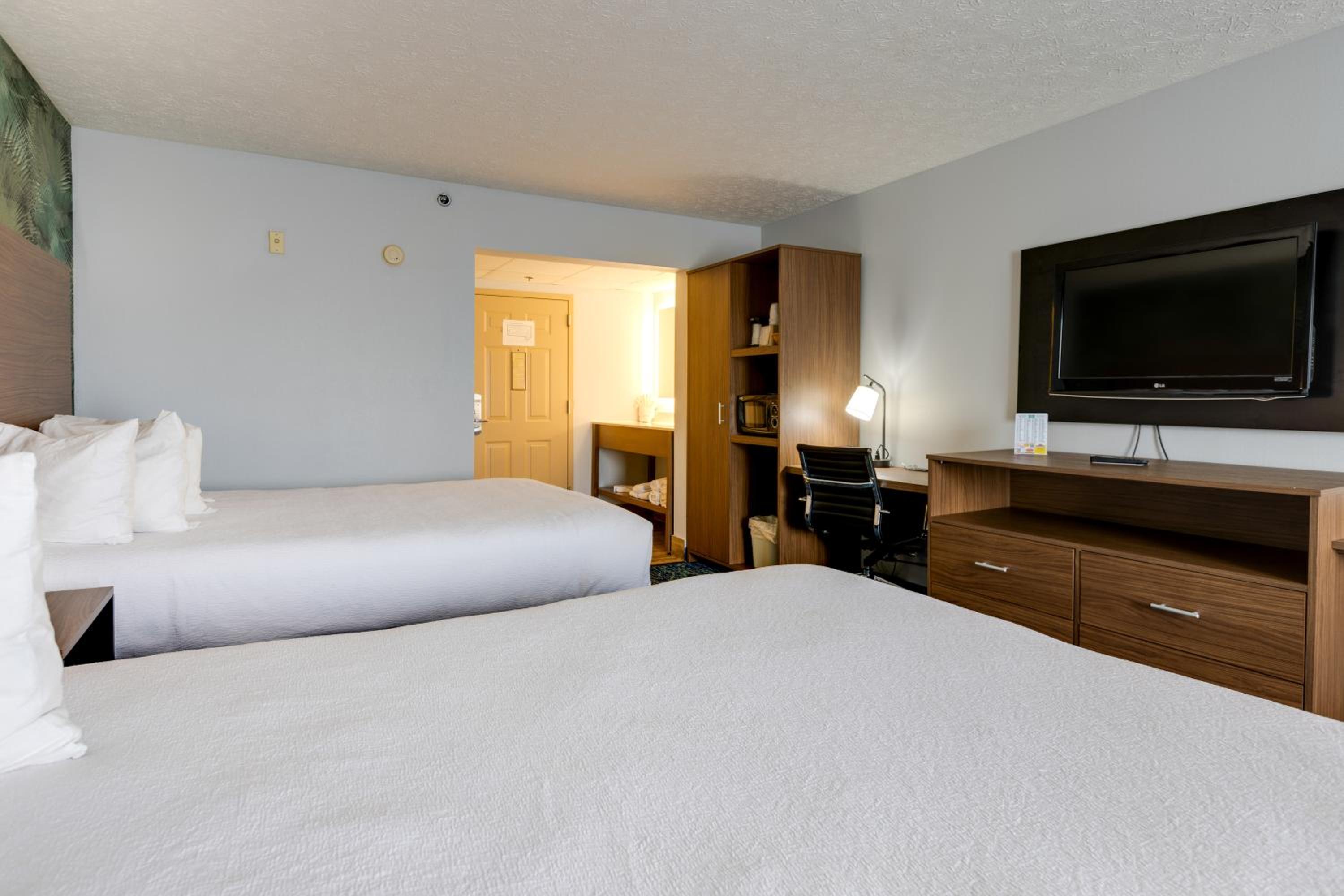 Two Queen Beds with Balcony photo 3