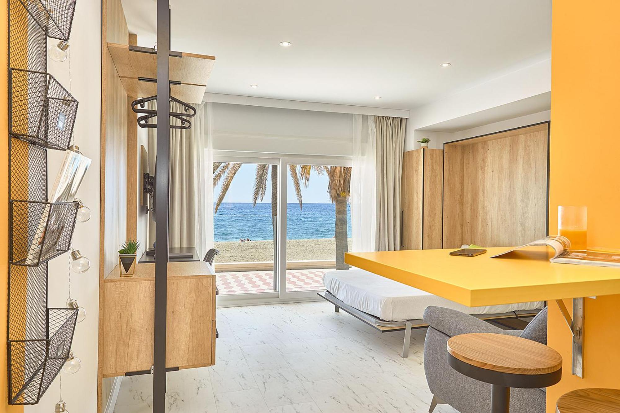 Estudio con vista al mar