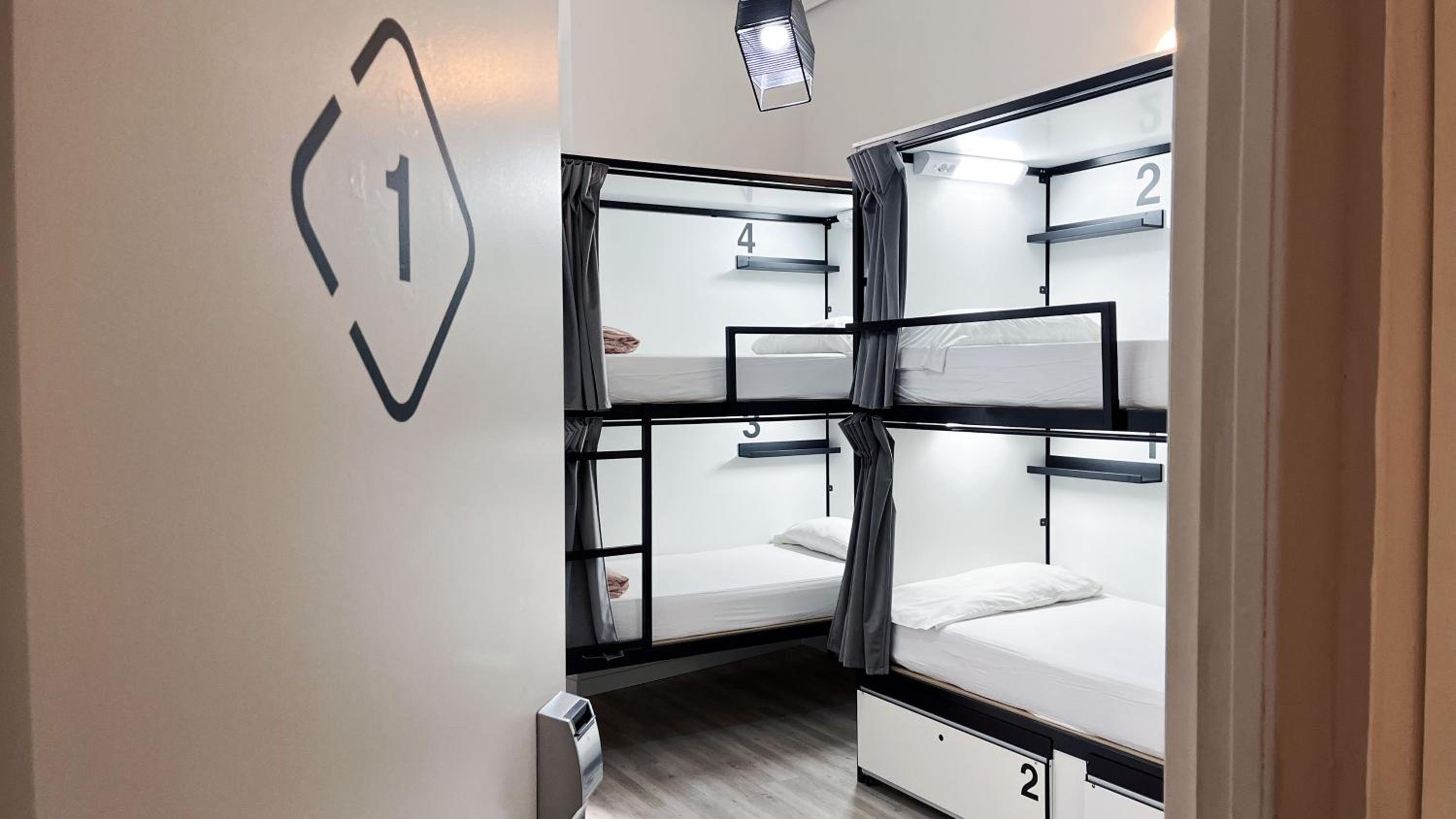 Cama en Habitación Compartida Femenina de 6 Camas