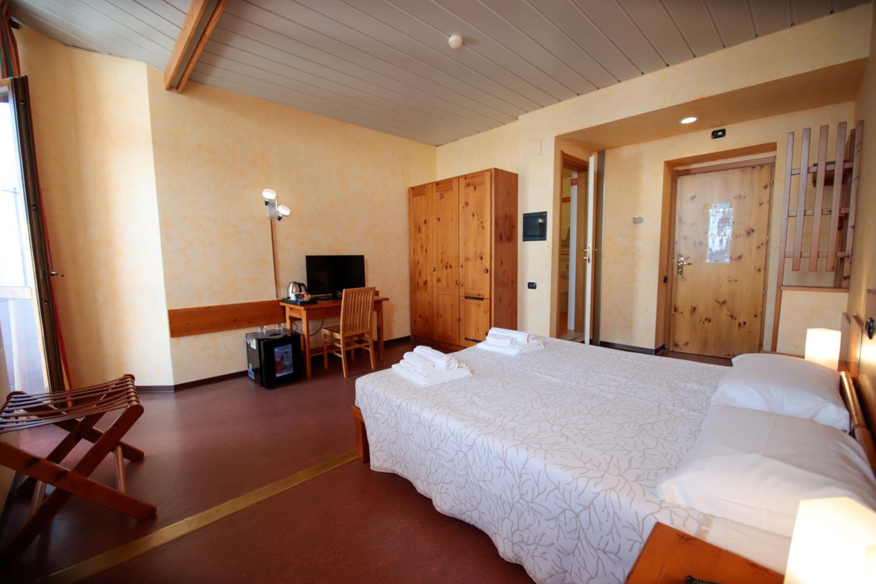Double or Twin Room - Photo 2