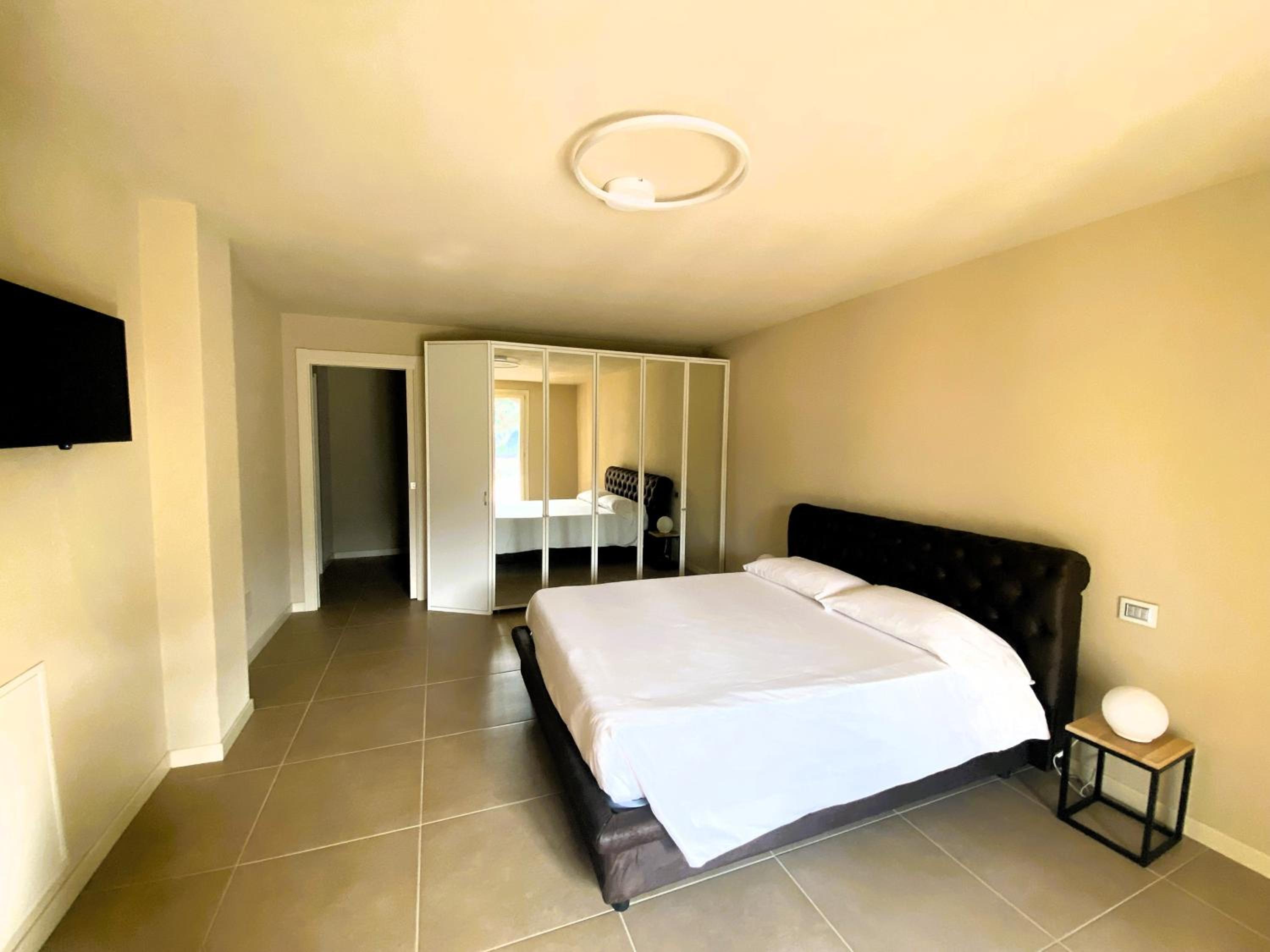 Standard Queen Room - Photo 8