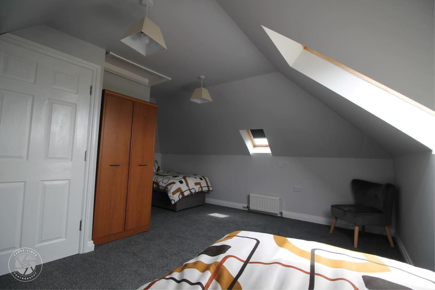Five-Bedroom House photo 1