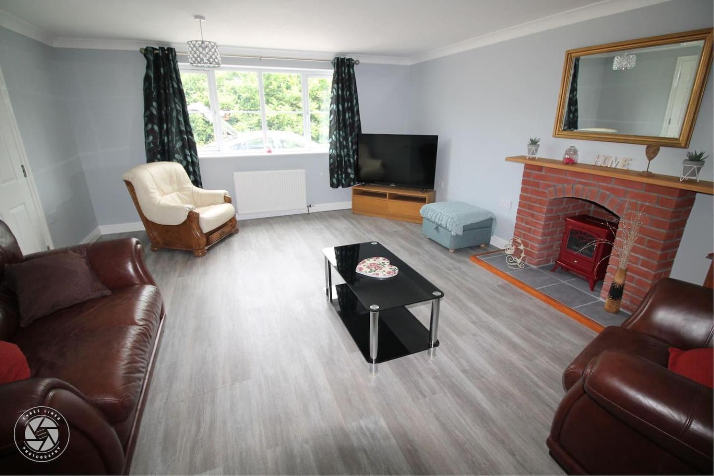 Five-Bedroom House photo 2