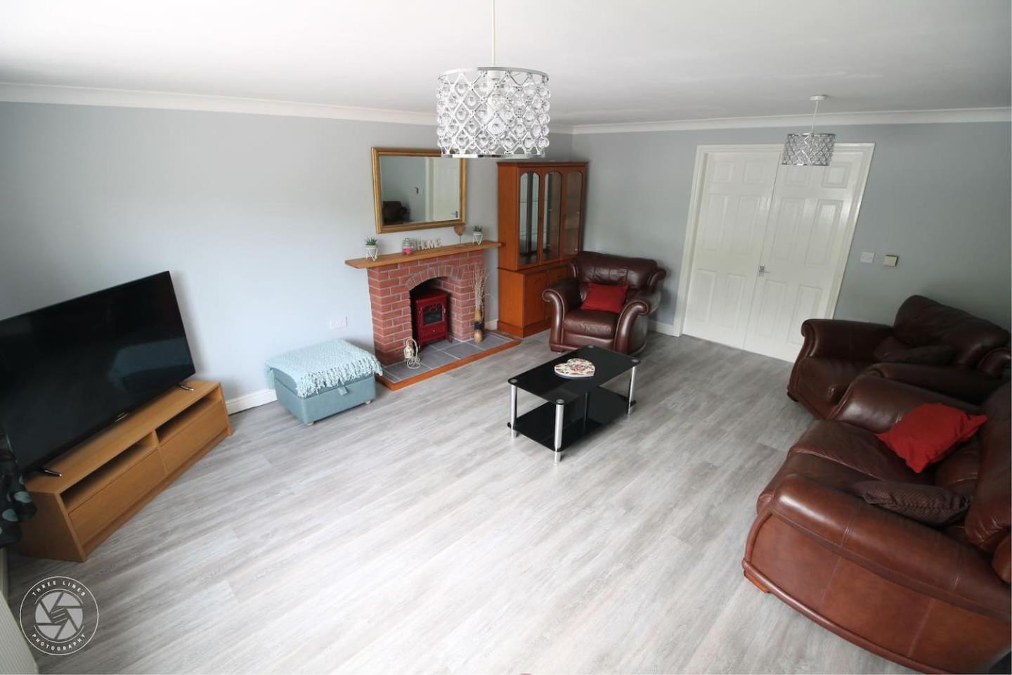 Five-Bedroom House photo 3