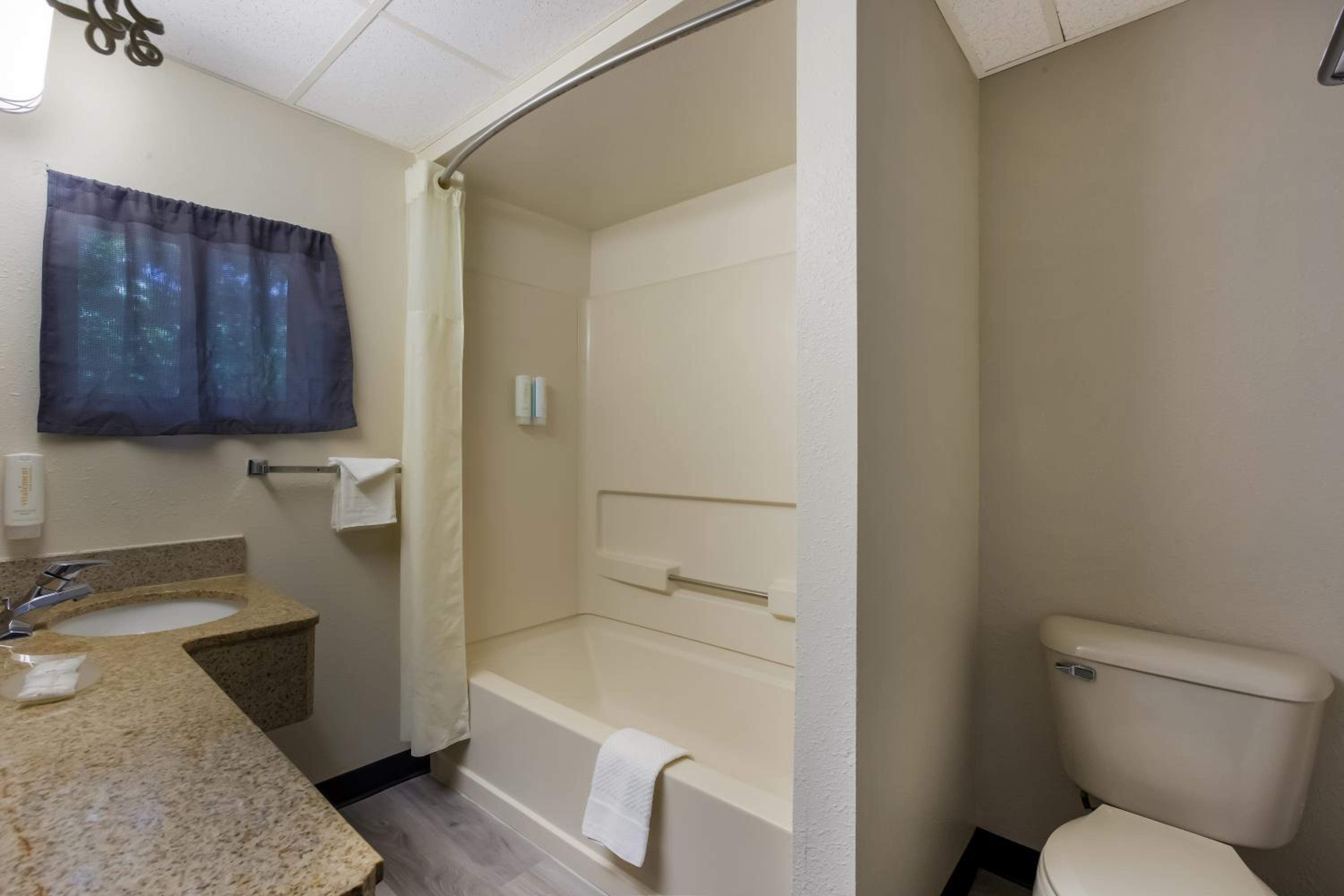 Quadruple Room - Non Smoking/Exterior Hall - Photo 7