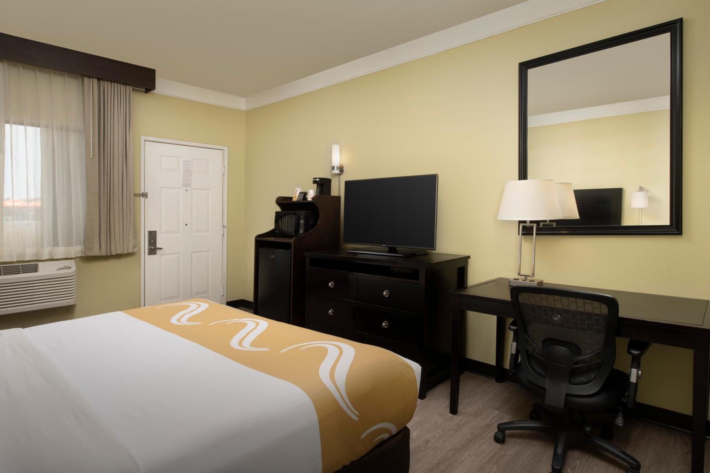 Standard King Room - Non-Smoking  - Photo 3
