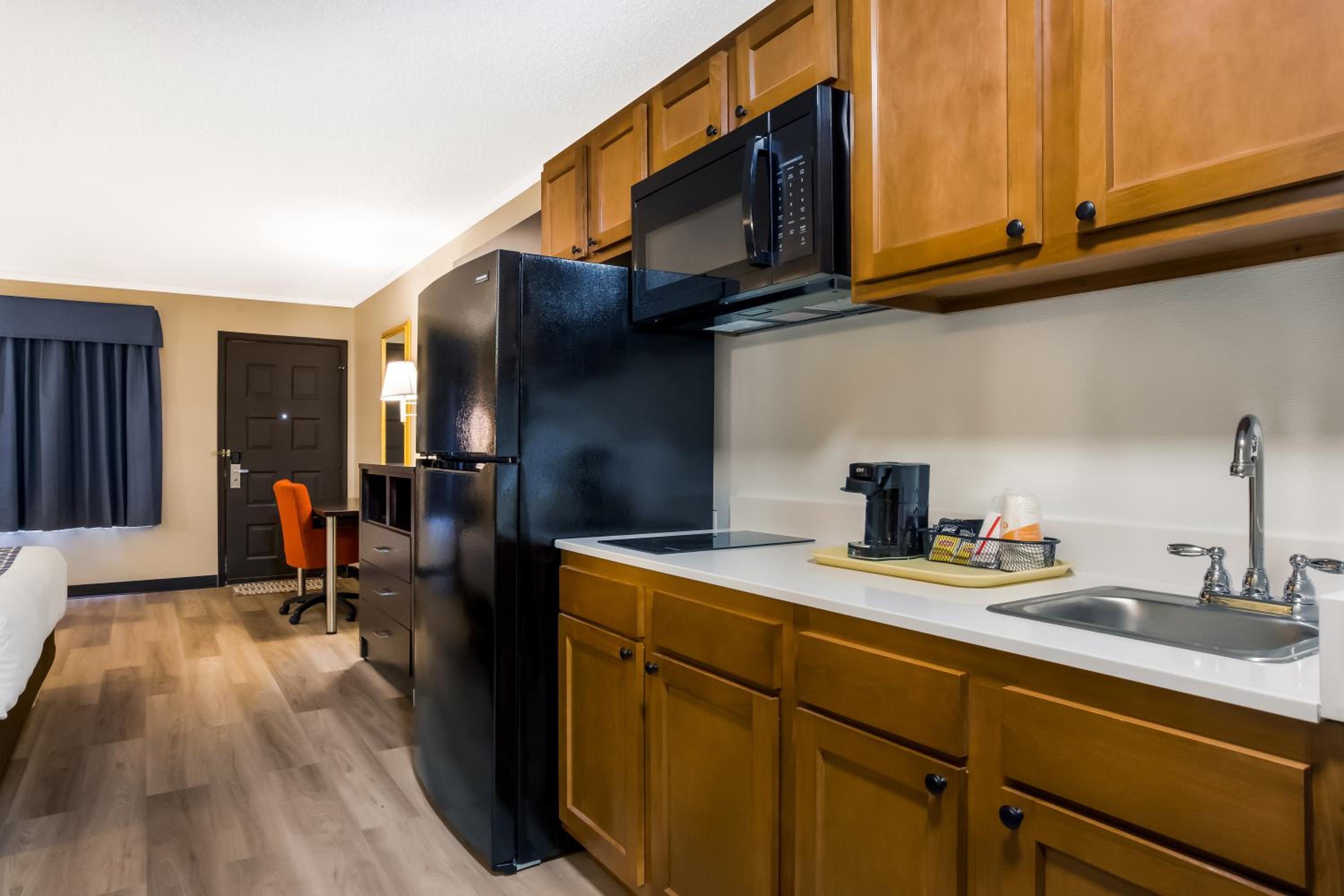 Quadruple Room - Non Smoking/Exterior Hall - Photo 10