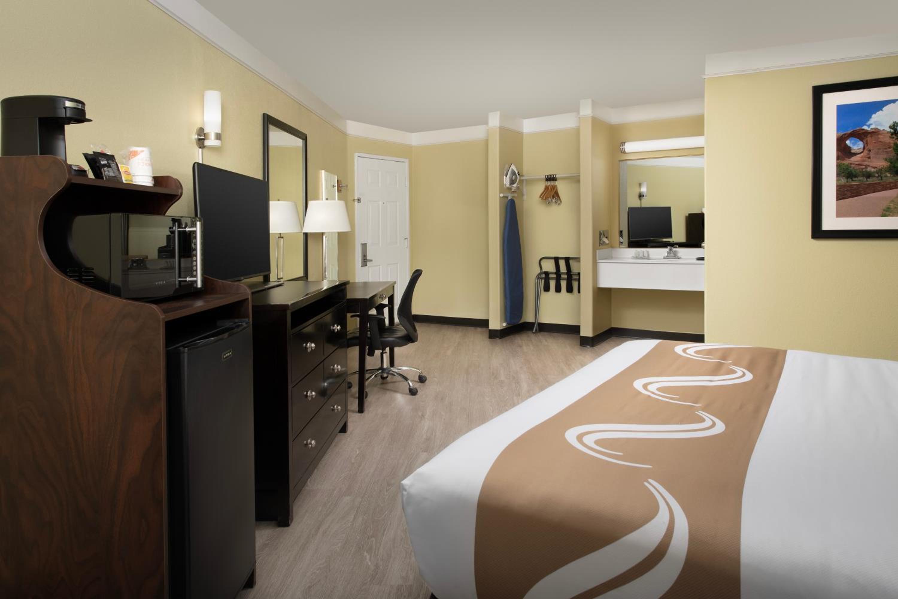 King Suite with Sofa - Non-Smoking - Photo 3