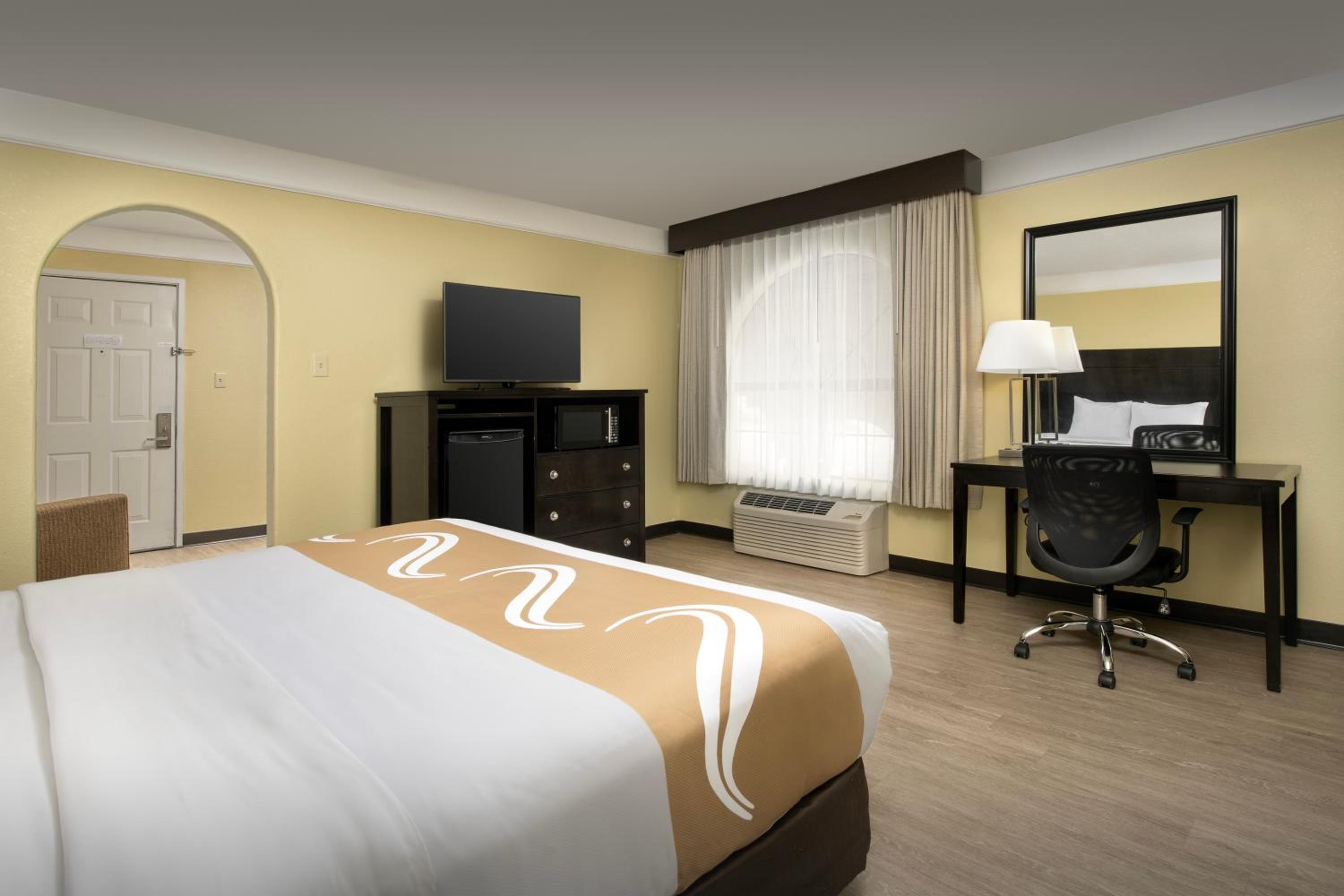 King Suite with Sofa - Non-Smoking - Photo 1