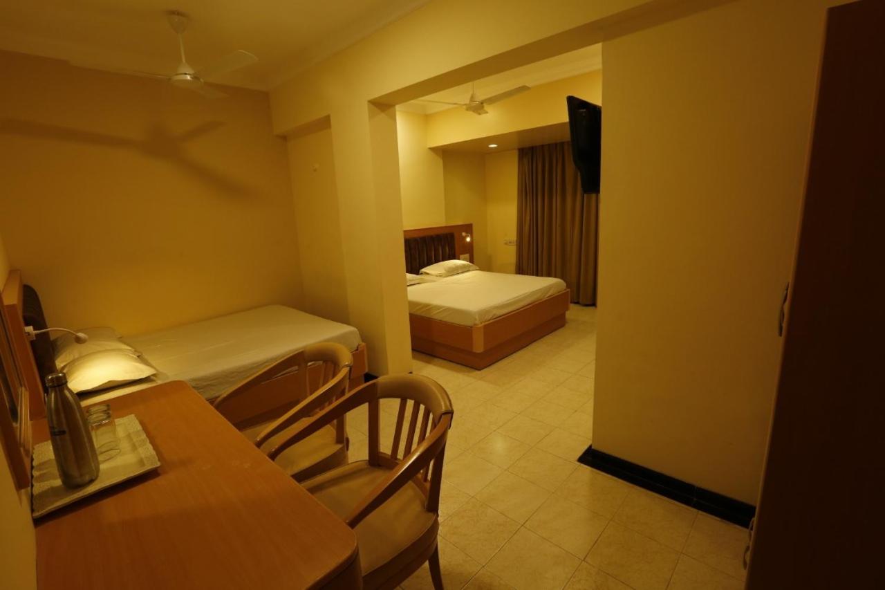 Queen Room with Two Queen Beds photo 3