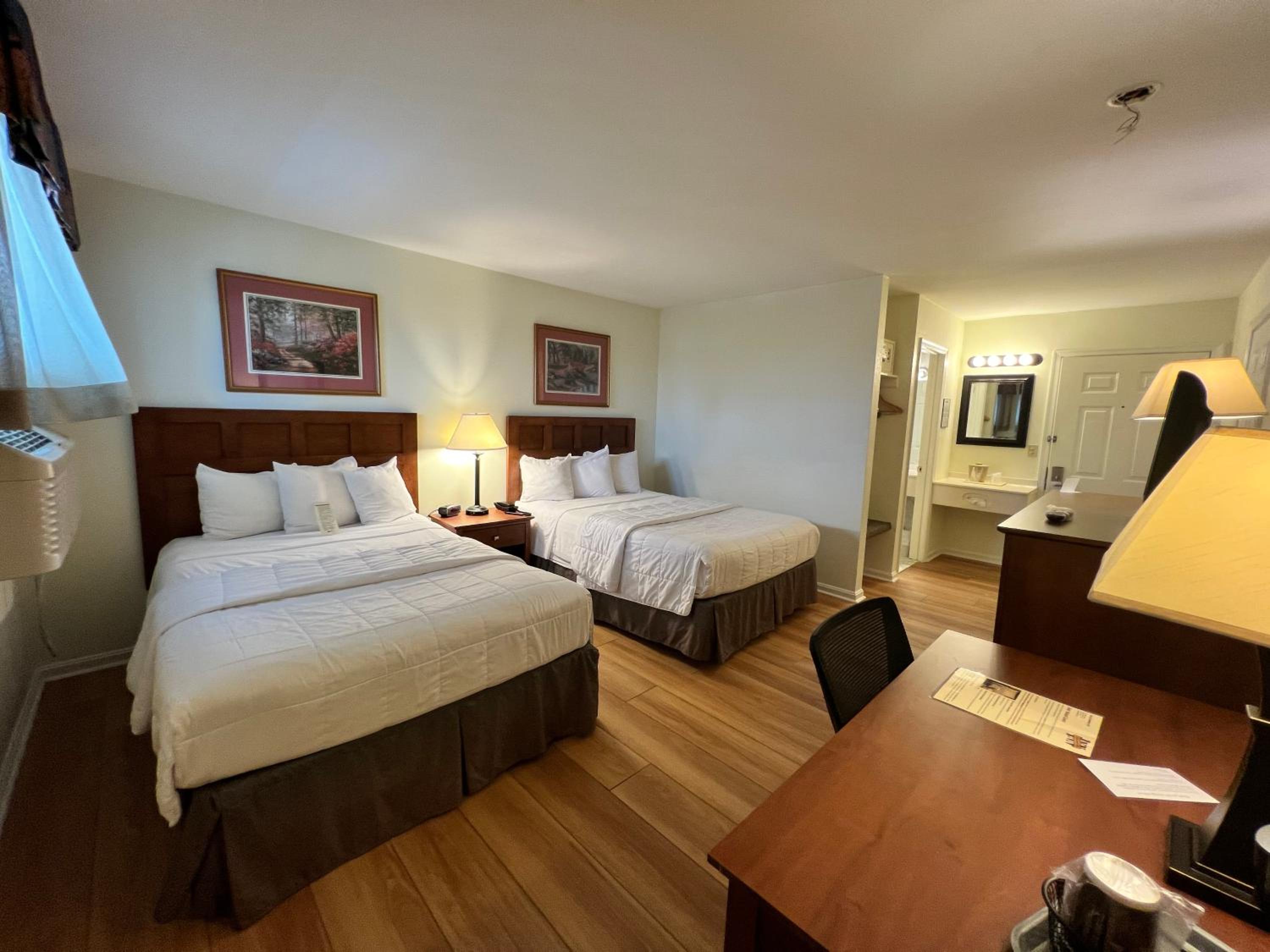 Standard Room with Two Double Beds- No pets allowed - Photo 1