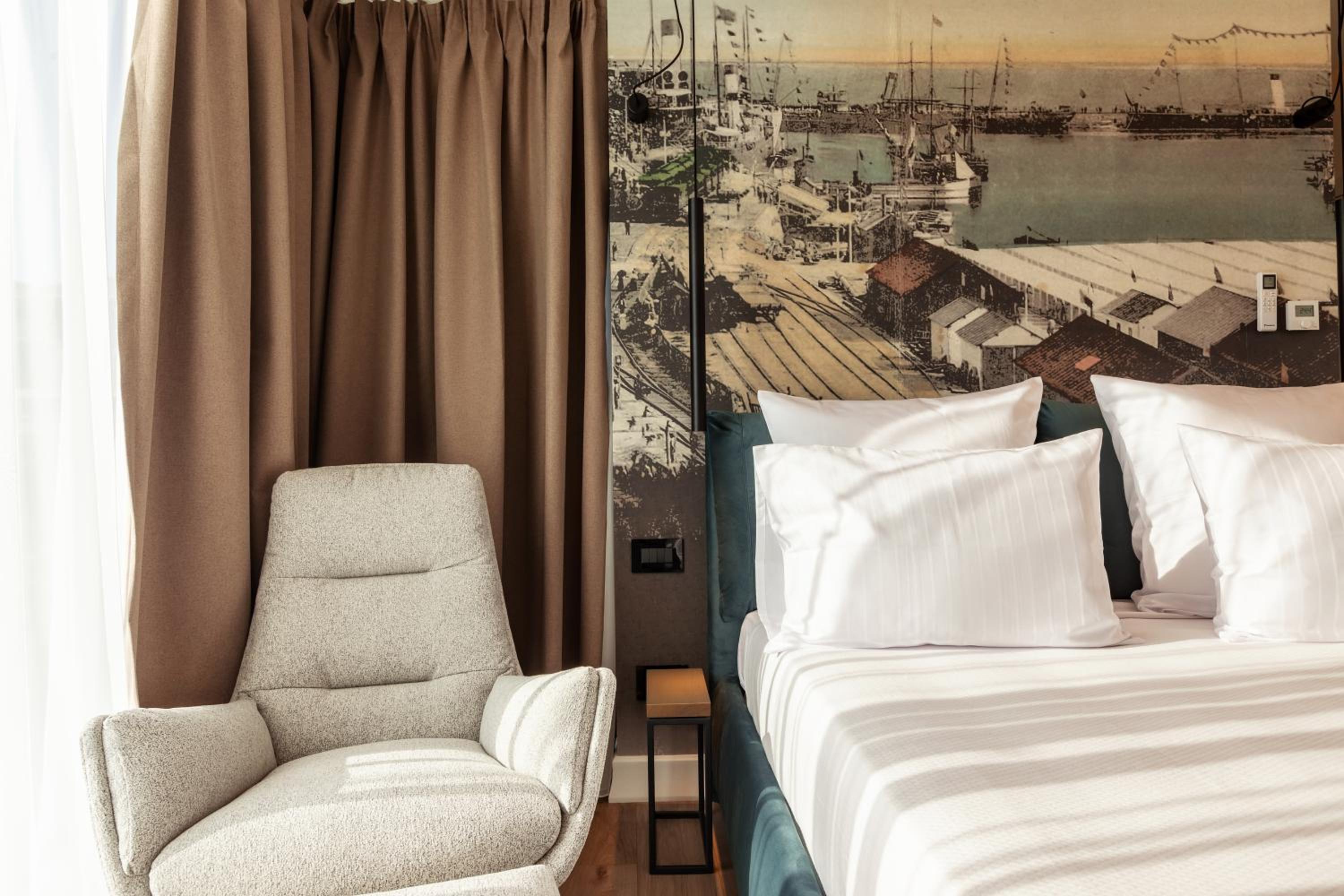 Harbor Mood - One-Bedroom Apartment