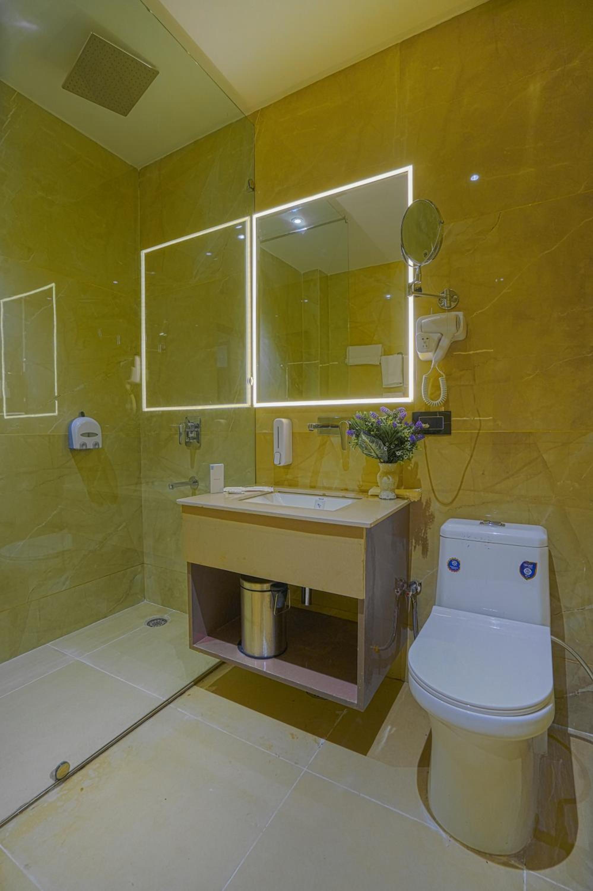 Superior King Room - Photo 15