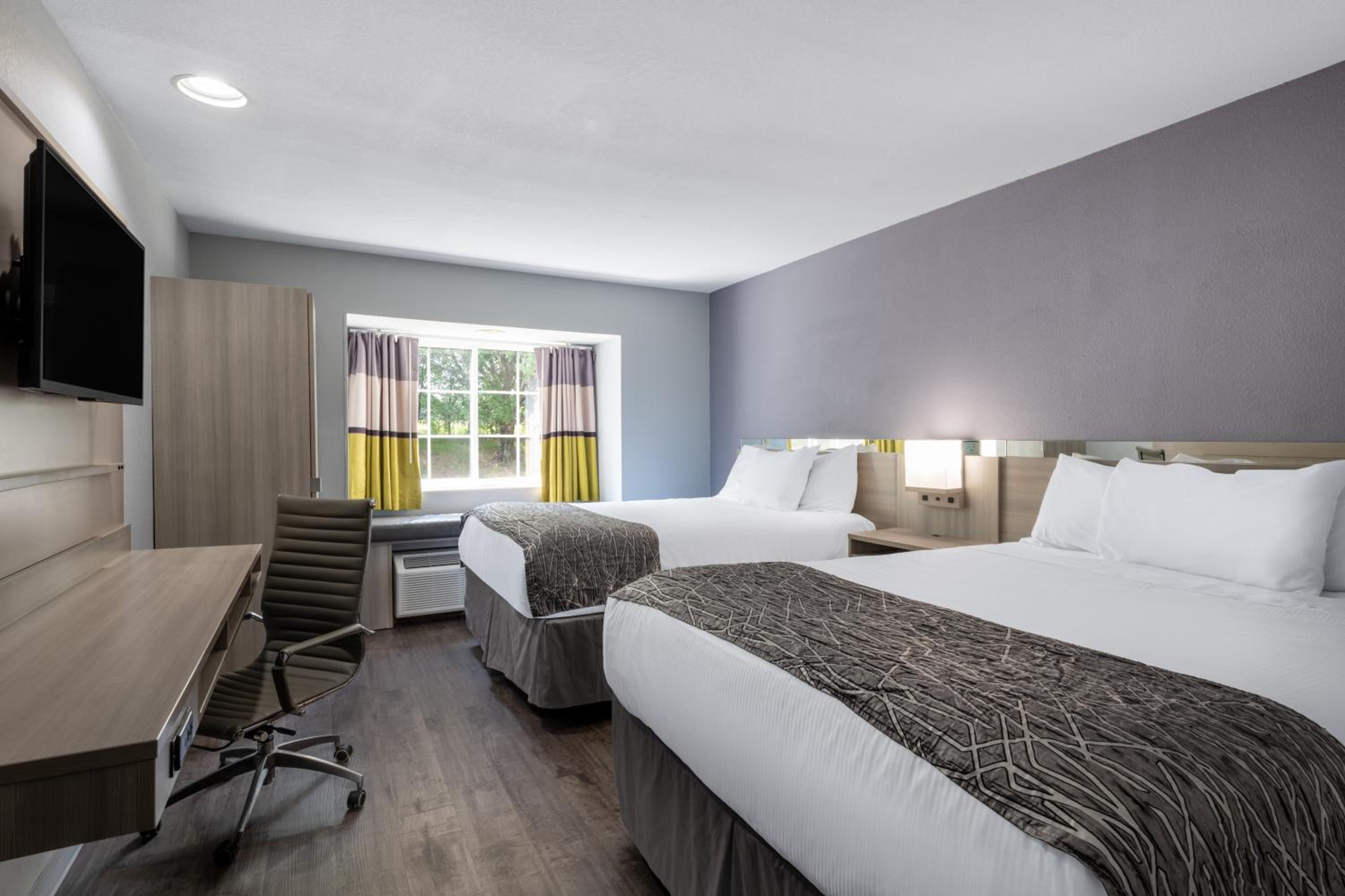 Queen Room with Two Queen Beds - Non-Smoking - Photo 5