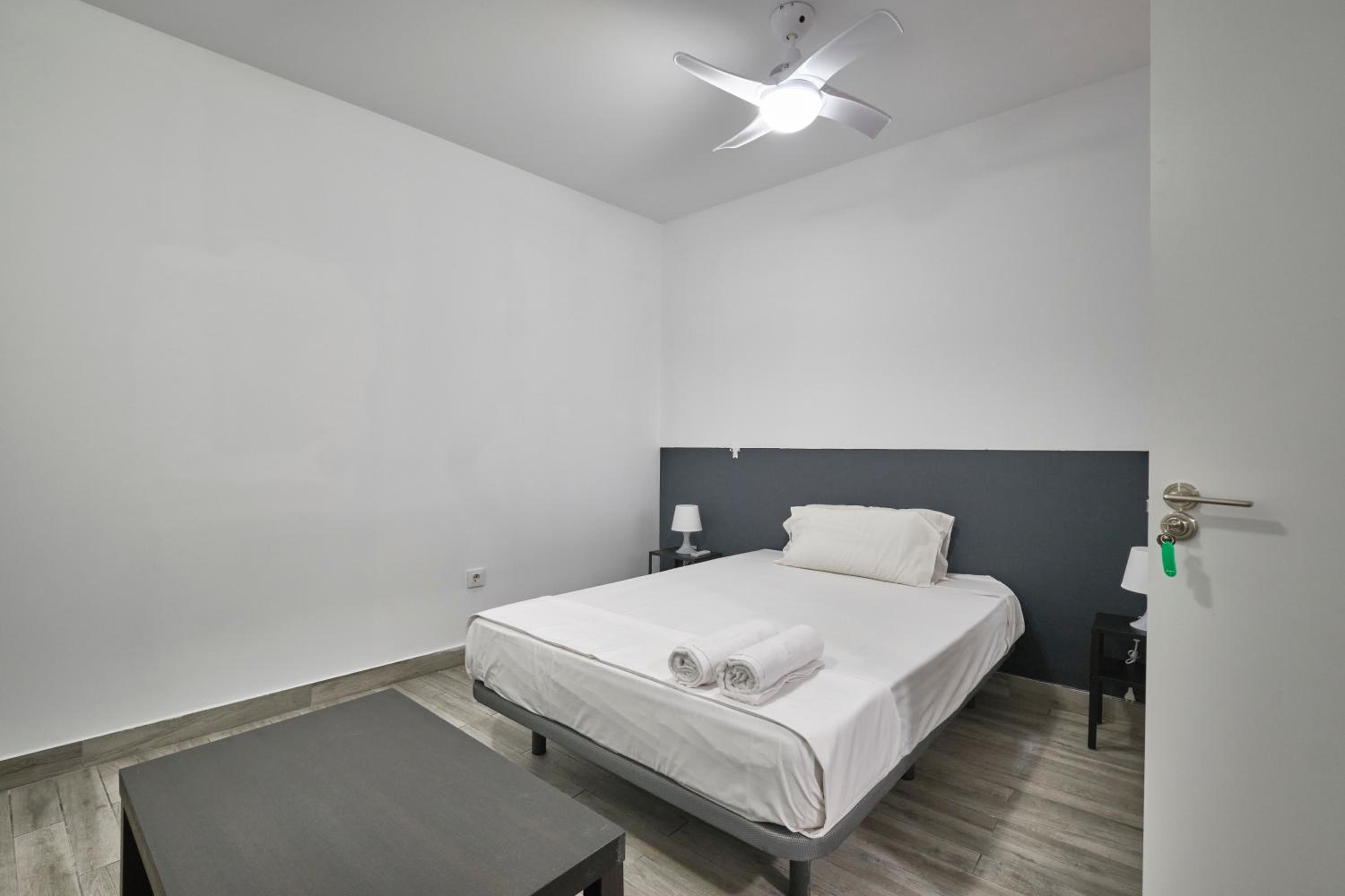 Habitación Triple con Baño Compartido