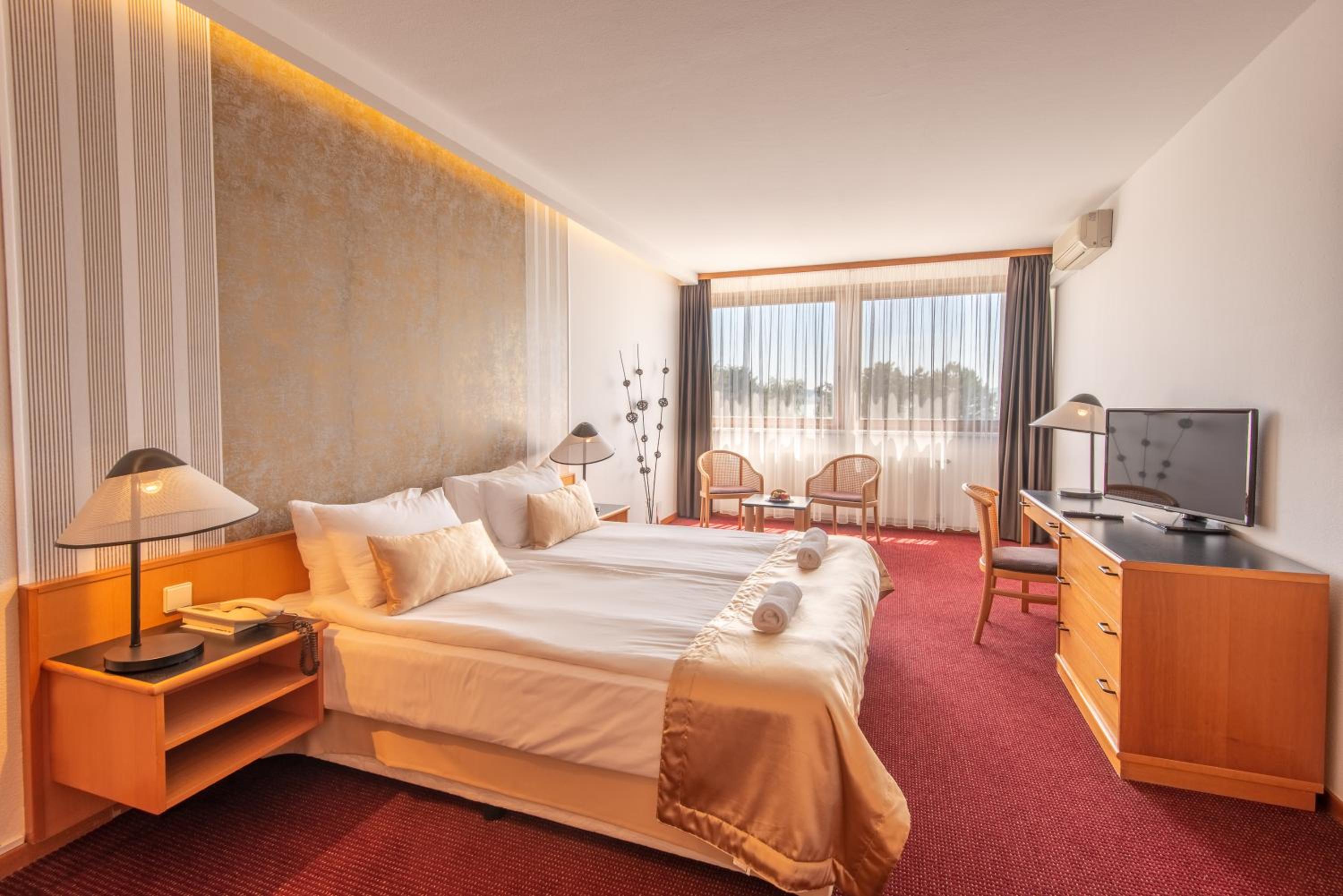 Suite with Balcony and Lake View
