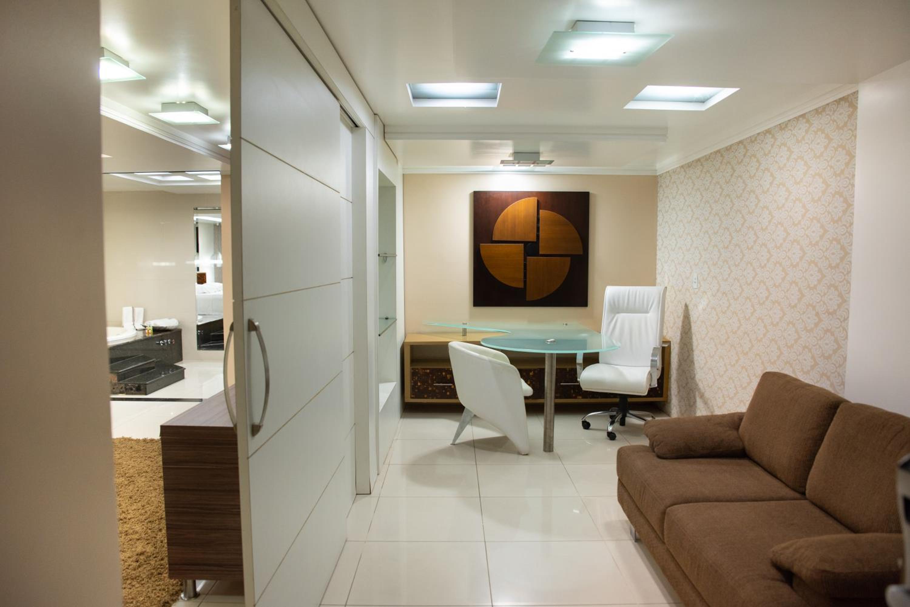 Deluxe Suite with Spa Bath photo 3