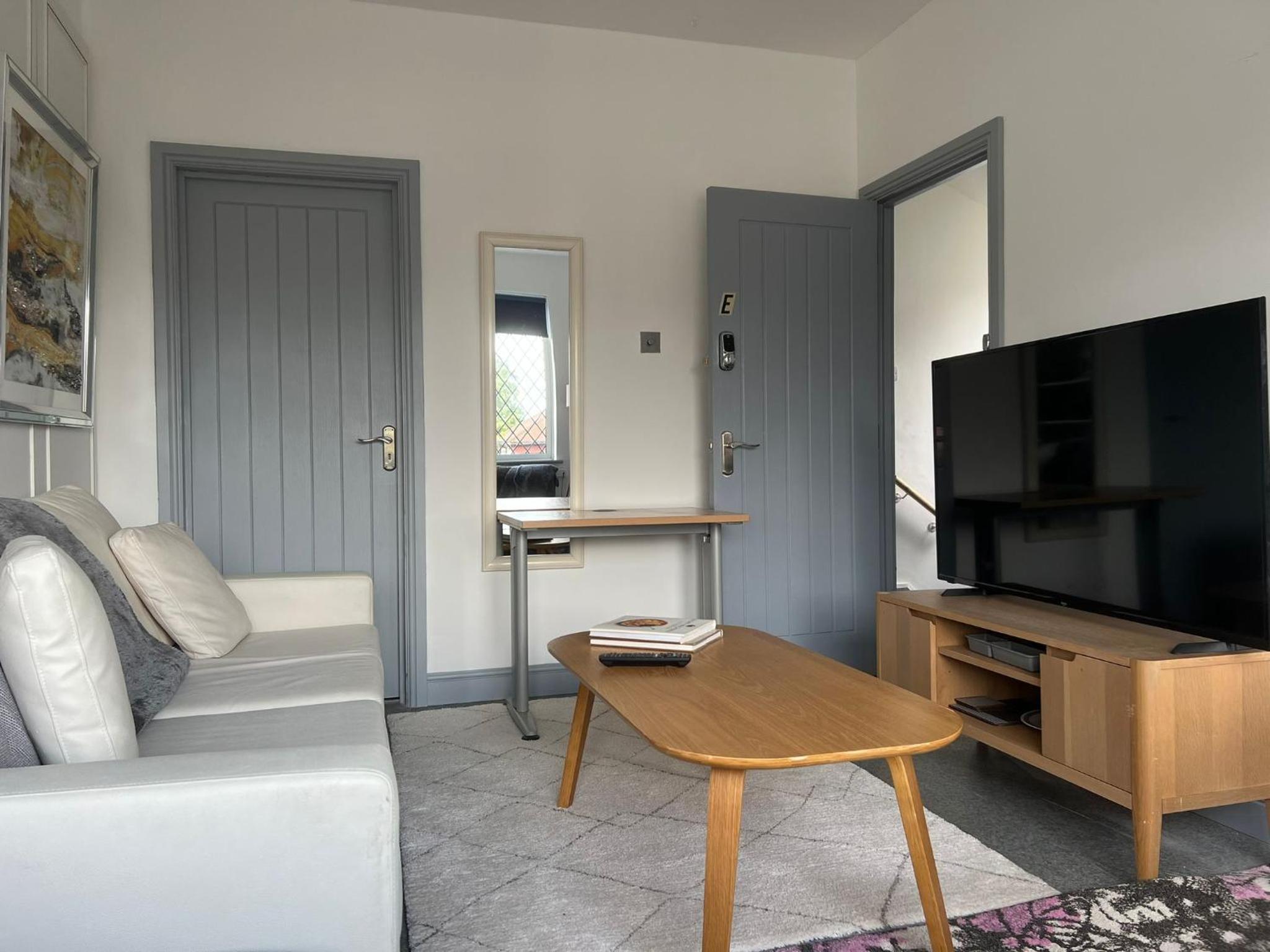 One-Bedroom Apartment photo 1