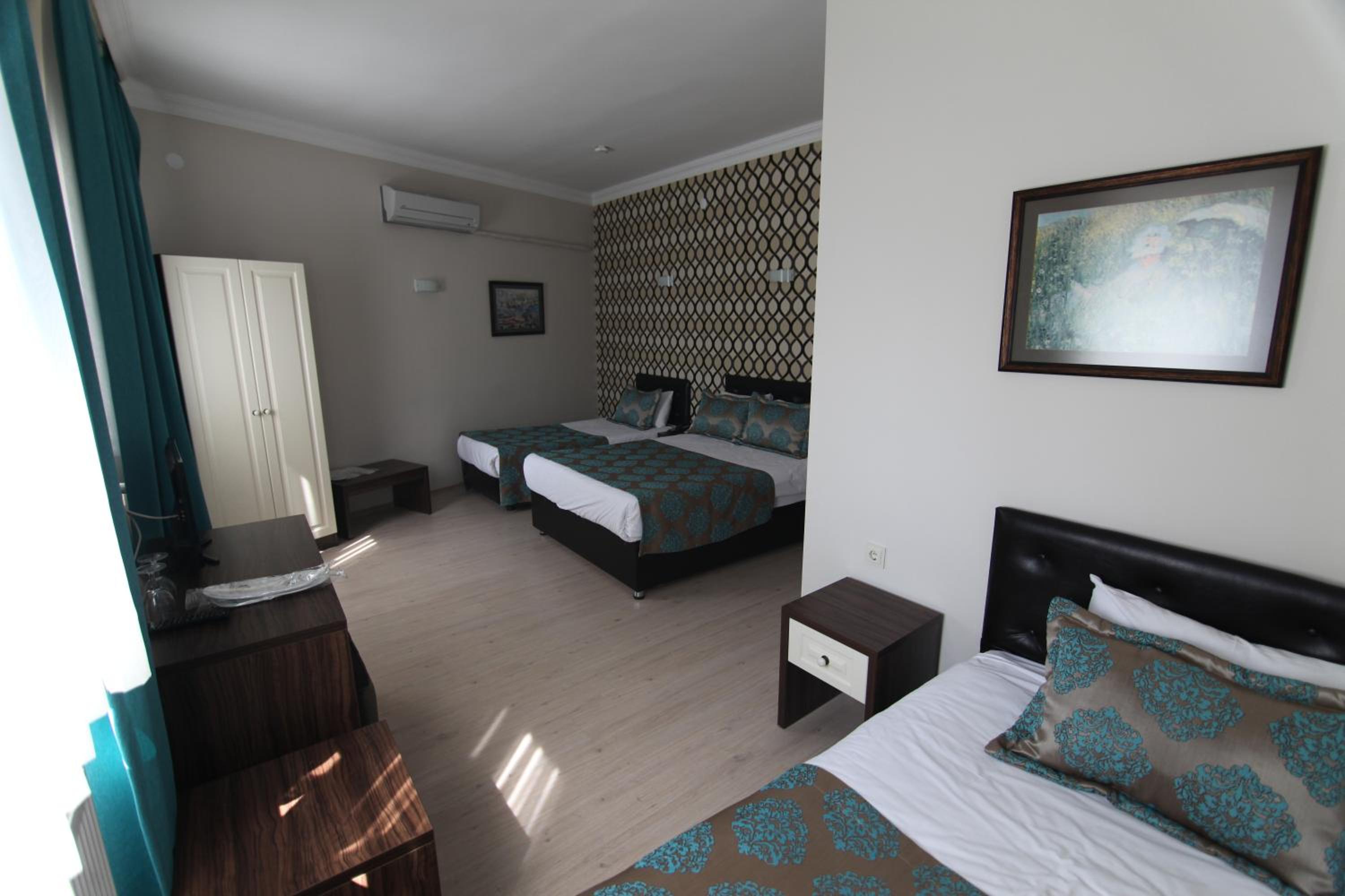 Deluxe Family Room - Photo 2
