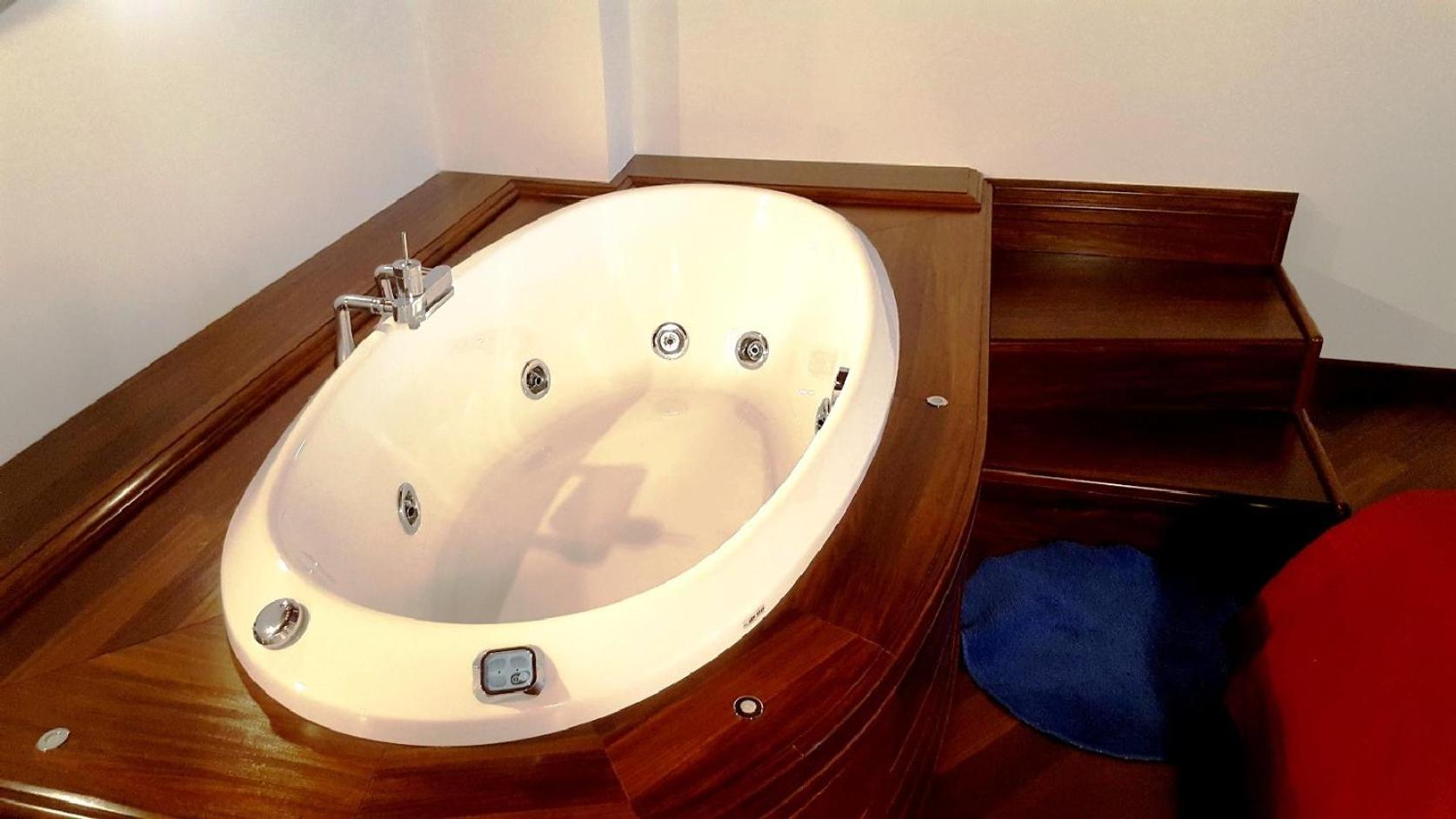 Deluxe Suite with Spa Bath - Photo 10