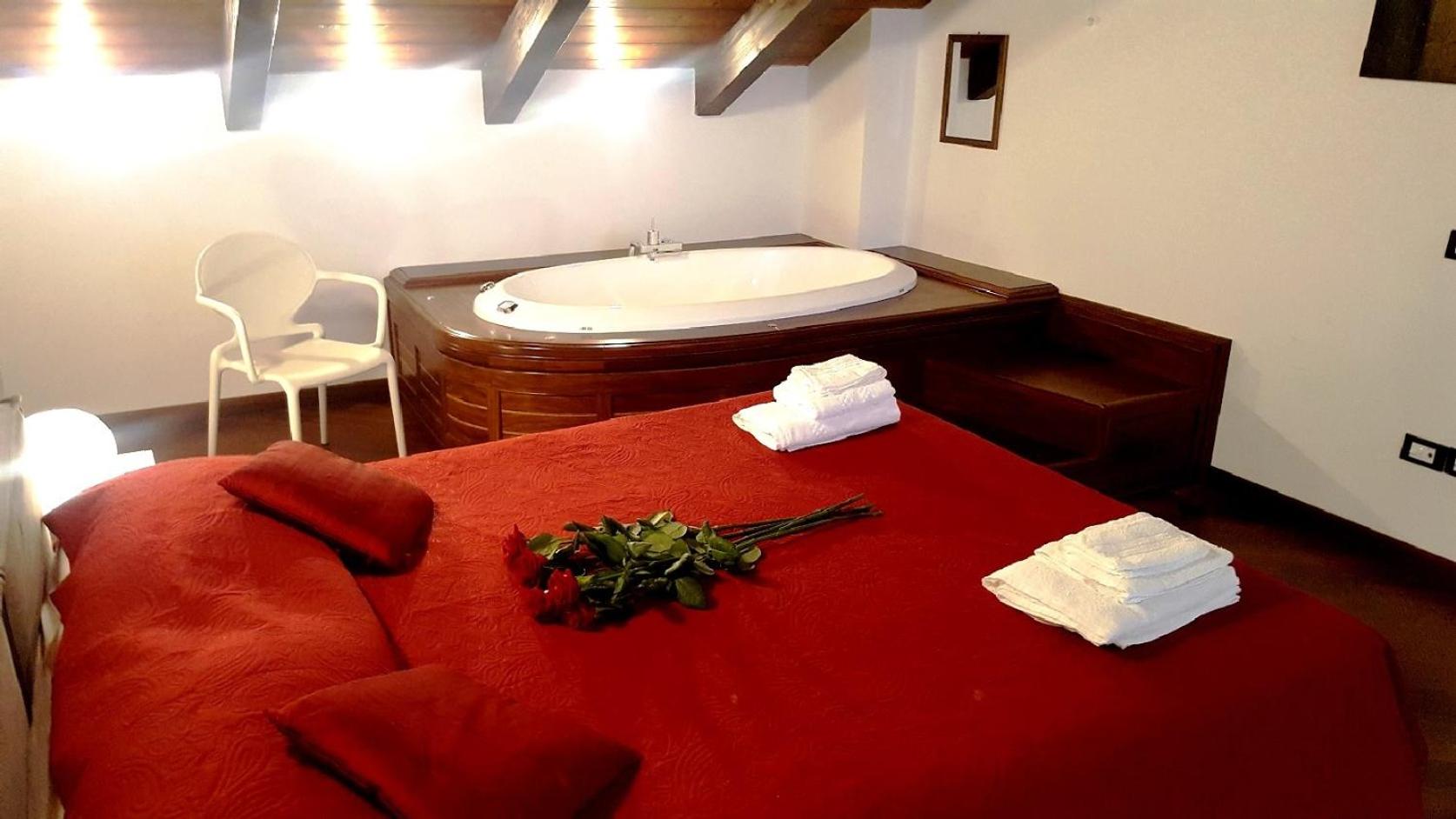 Deluxe Suite with Spa Bath - Photo 13