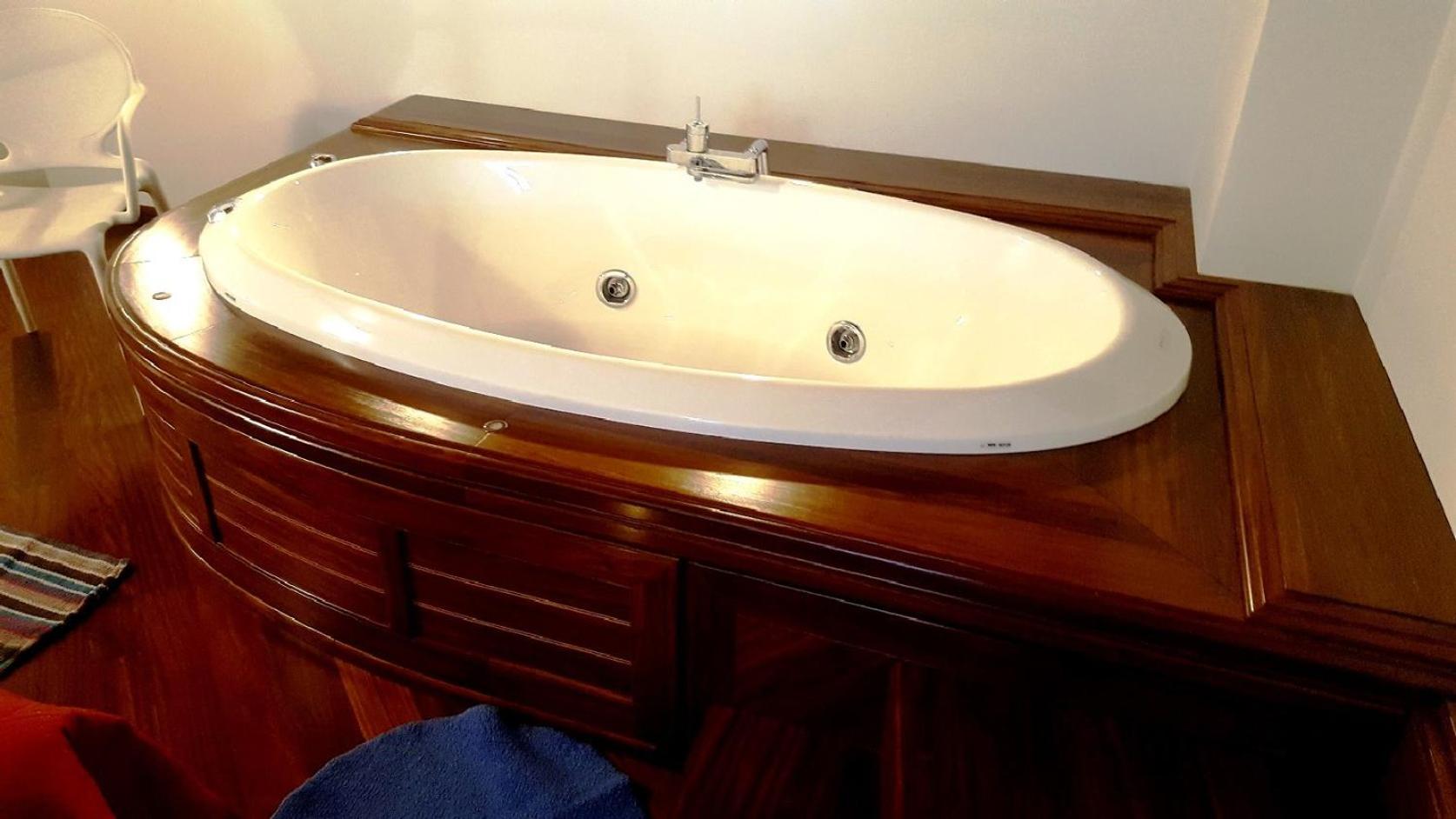 Deluxe Suite with Spa Bath - Photo 14