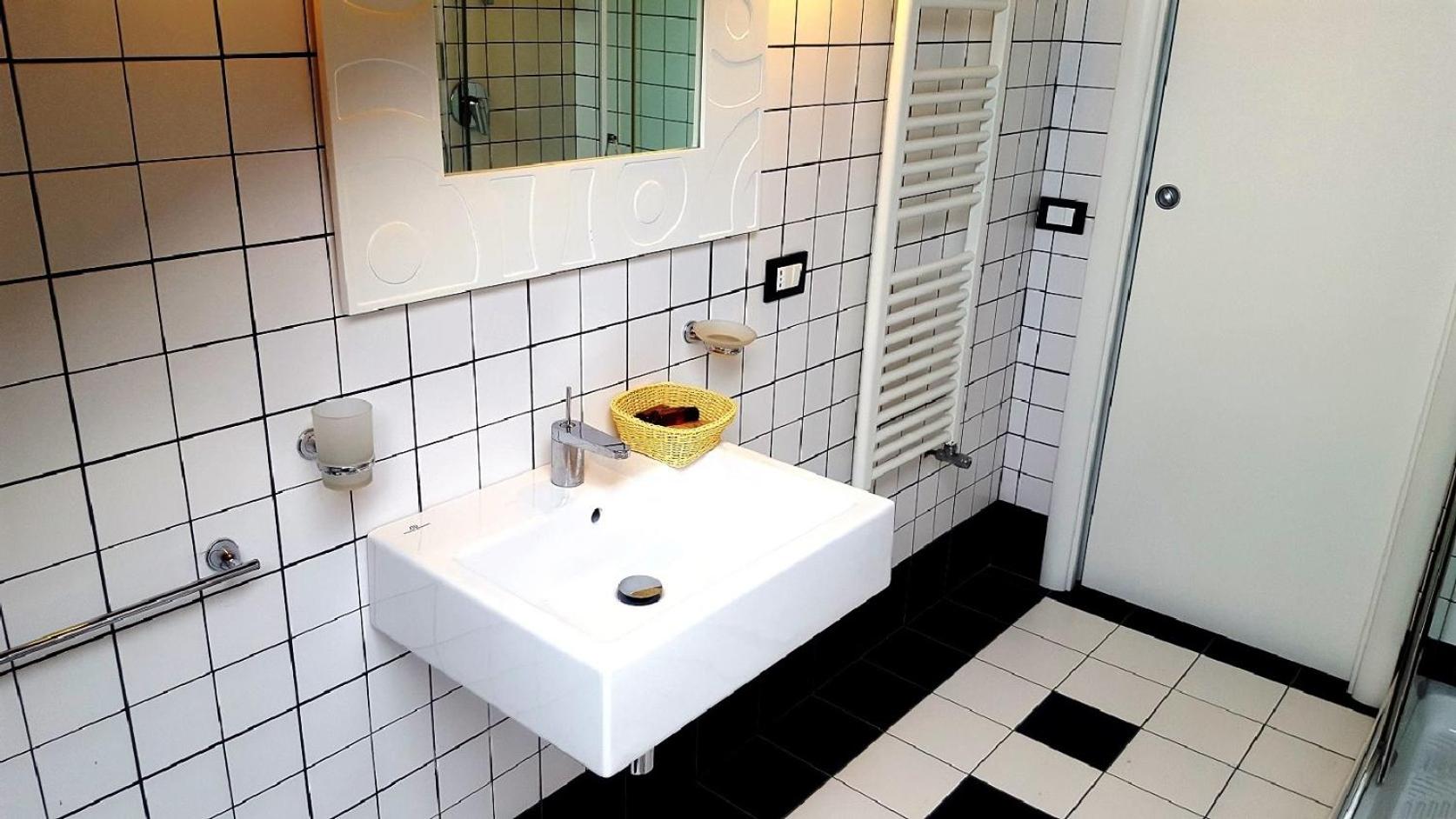 Deluxe Suite with Spa Bath - Photo 3