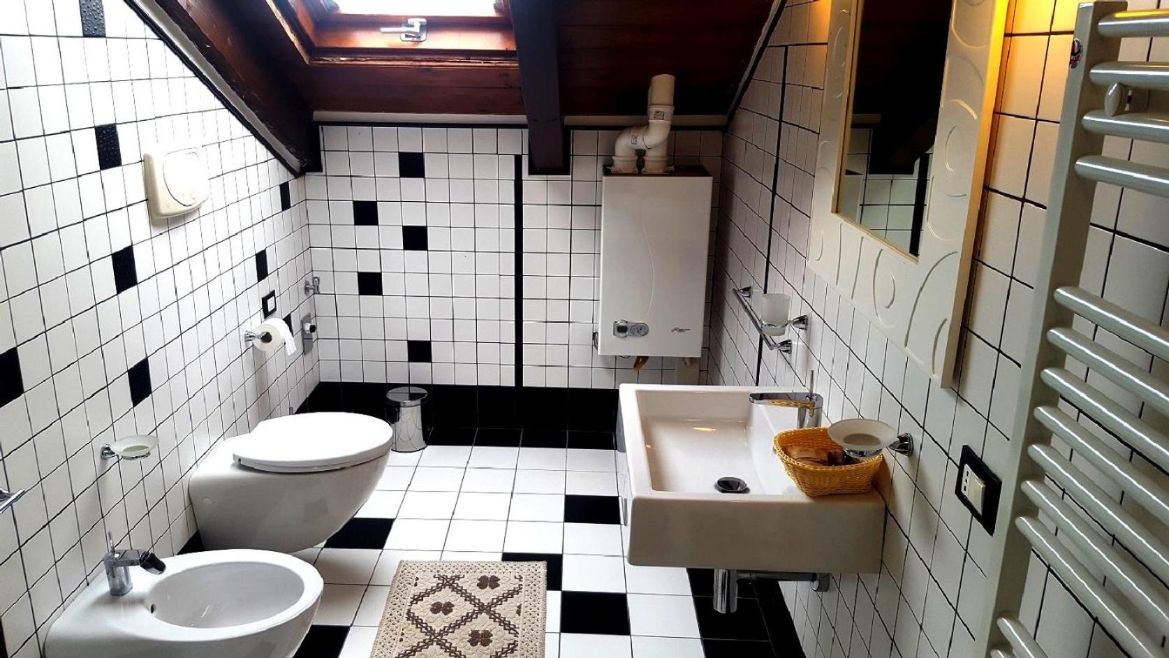 Deluxe Suite with Spa Bath - Photo 2