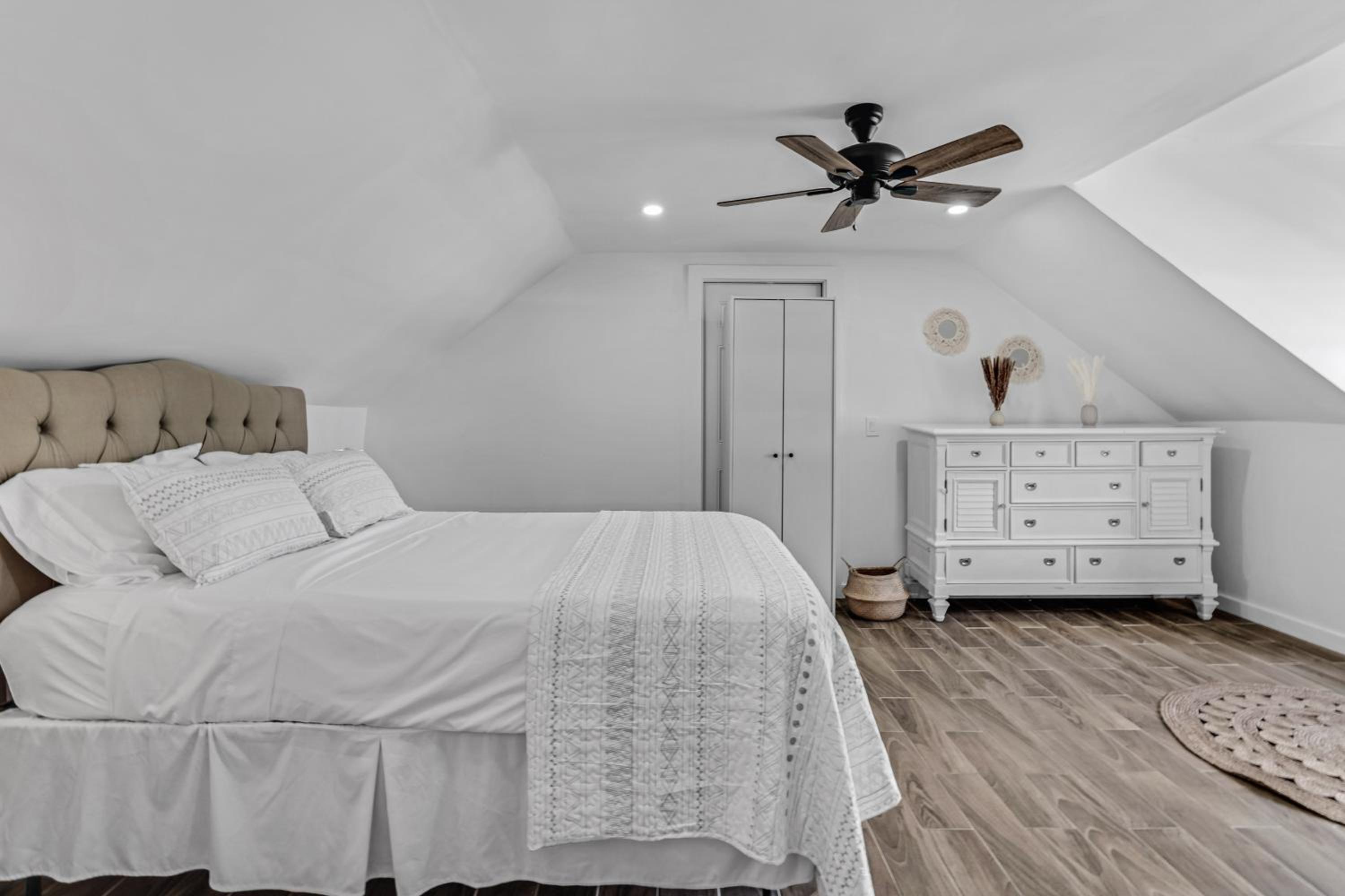 Five-Bedroom House photo 1