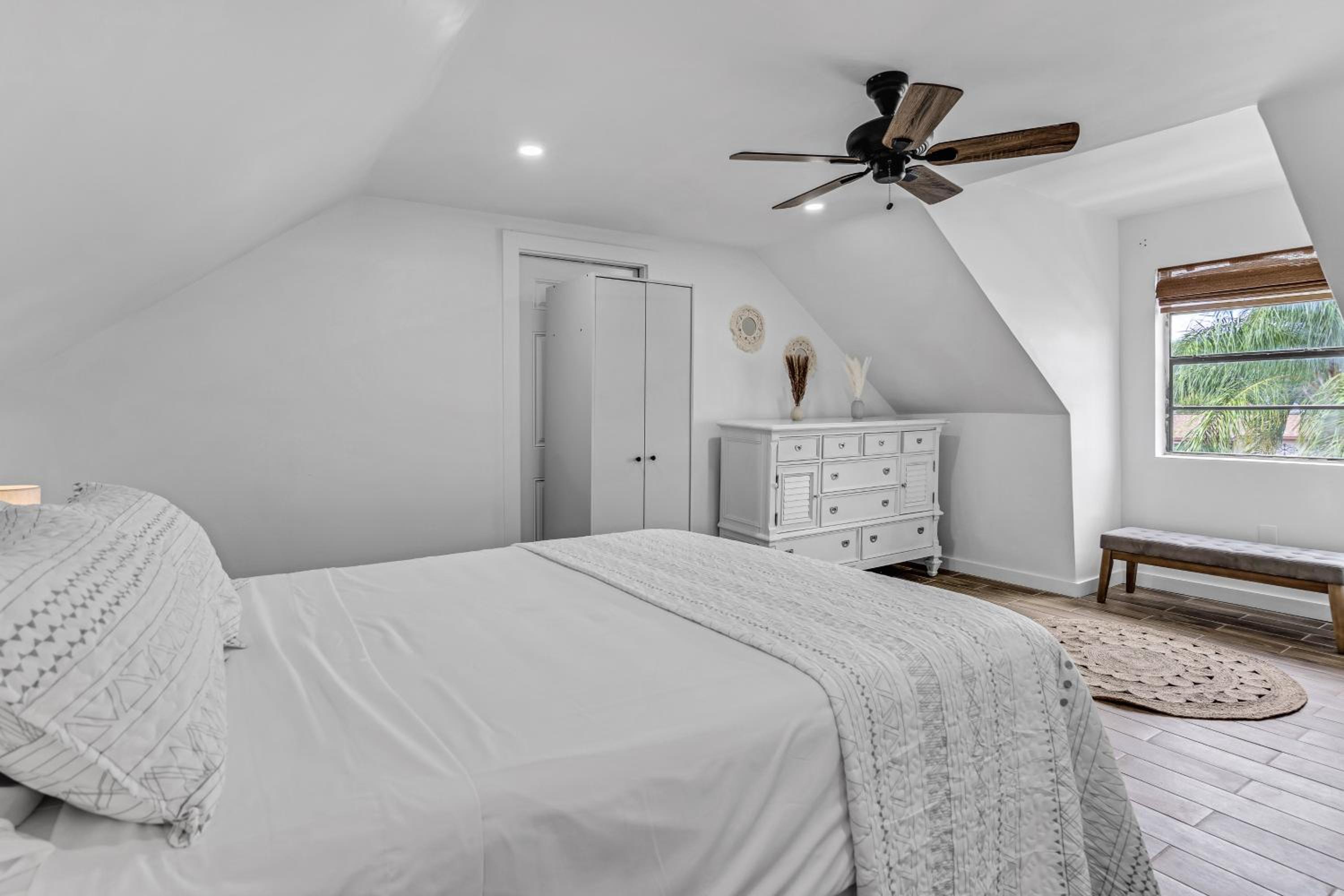 Five-Bedroom House photo 3