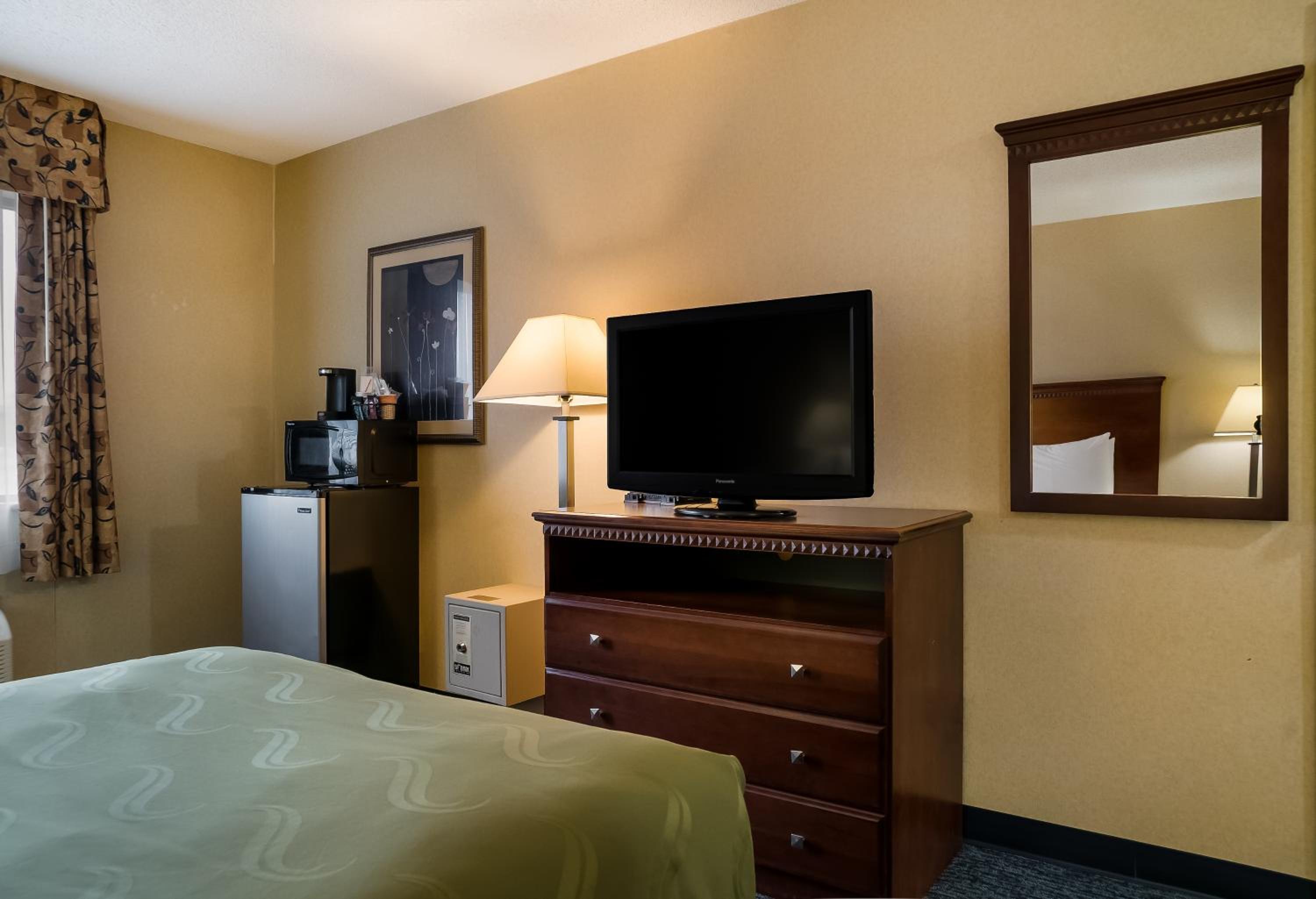 Double Room with Tub - Accessible/Non-Smoking - Photo 5