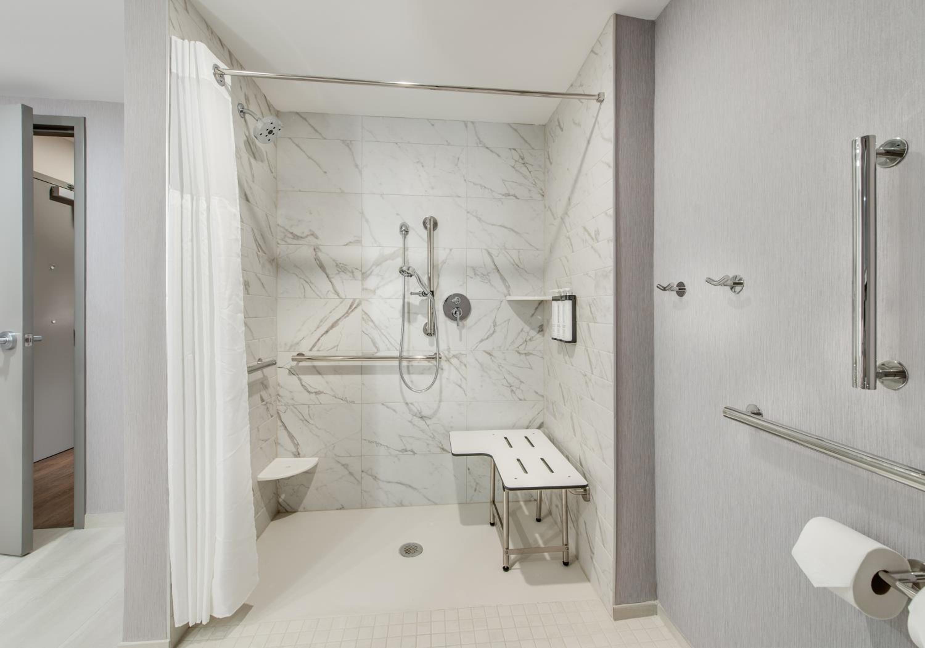 King Suite with Sofa Bed and Roll-In Shower - Disability Access - Photo 2
