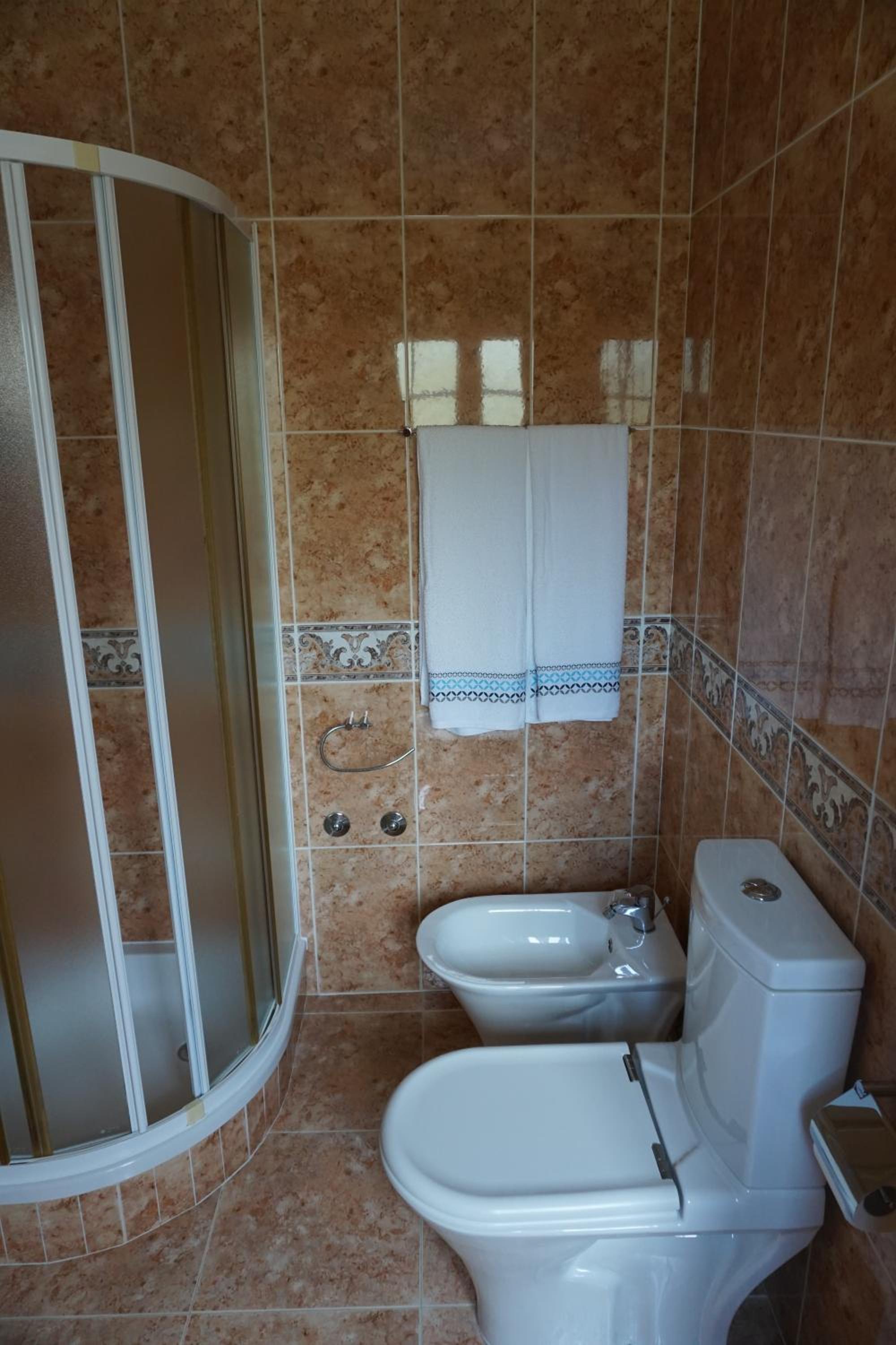 Double Room with Private Bathroom - Photo 3