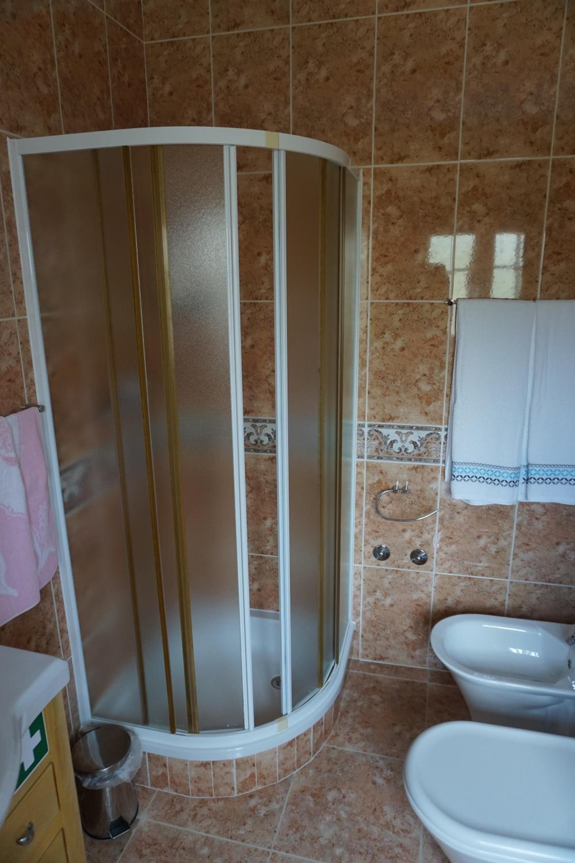 Double Room with Private Bathroom - Photo 19