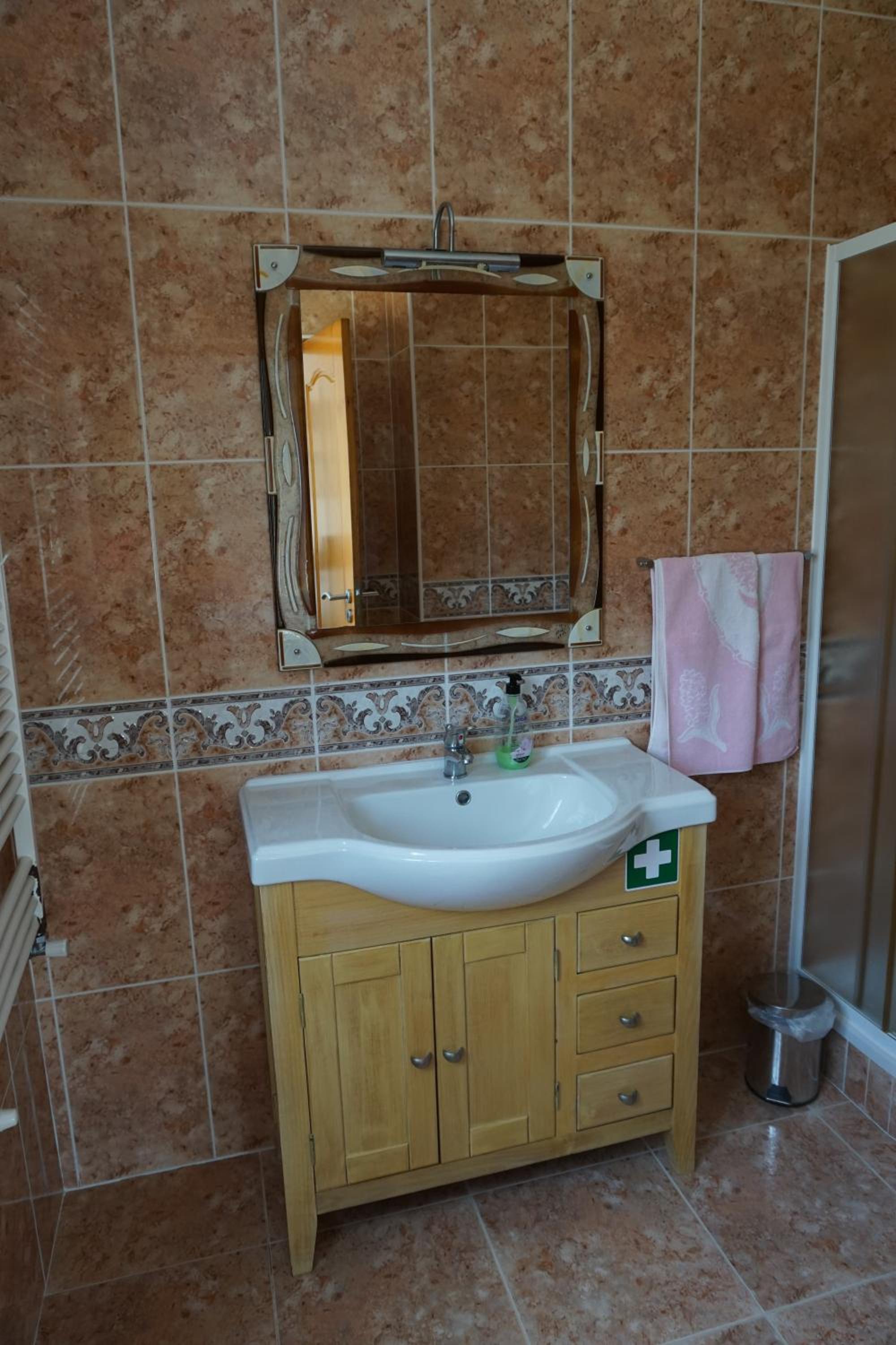 Double Room with Private Bathroom - Photo 16